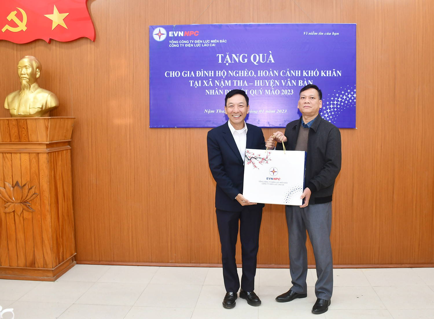 Công ty Điện lực Lào Cai tặng quà các hộ nghèo, hoàn cảnh khó khăn tại xã Nậm Tha ảnh 1 Công ty Điện lực Lào Cai tặng quà các hộ nghèo, hoàn cảnh khó khăn tại xã Nậm Tha ảnh 1