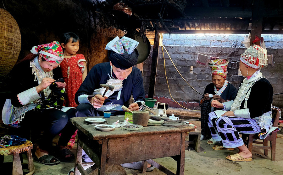 Đồng bào vùng cao rộn ràng chuẩn bị đón Tết ảnh 12