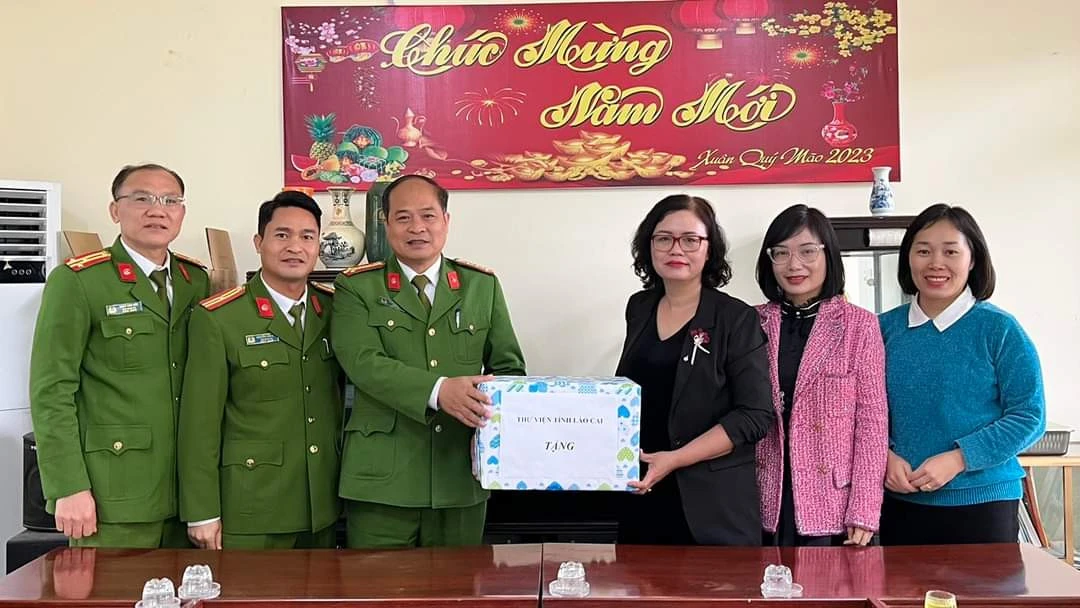 Trao tặng hơn 200 ấn phẩm sách, báo xuân cho Trại tạm giam, Công an tỉnh.