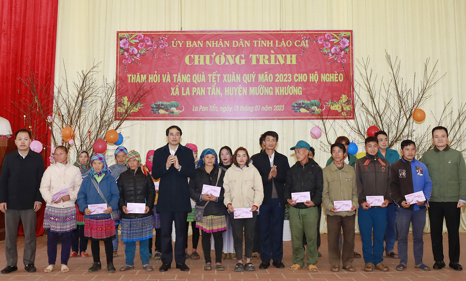 Chủ tịch UBND tỉnh Trịnh Xuân Trường trao quà tết của đồng chí Hà Thị Nga, Ủy viên Ban Chấp hành Trung ương Đảng, Chủ tịch Hội Liên hiệp Phụ nữ Việt Nam cho người nghèo xã La Pan Tẩn.