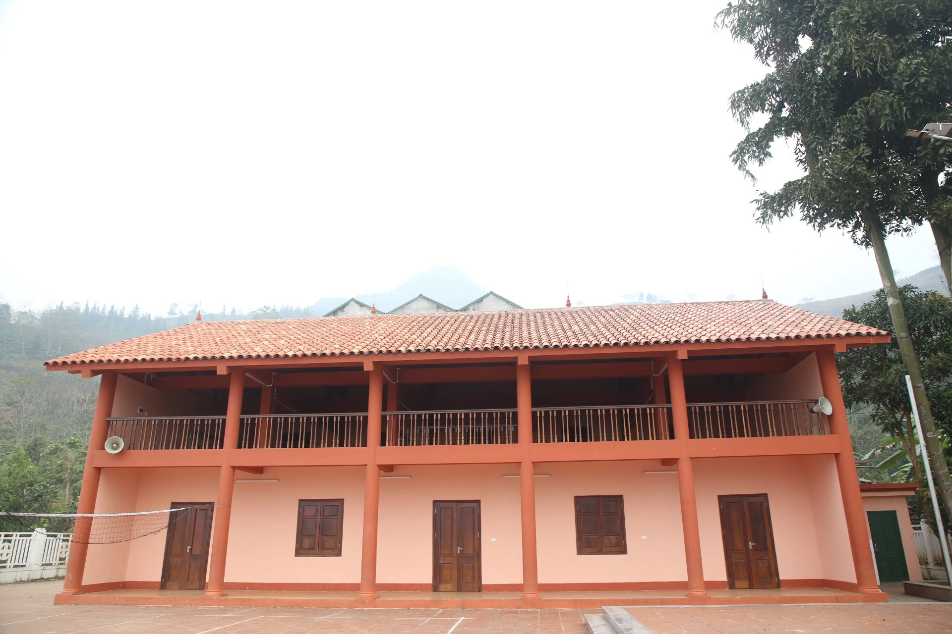 Nhà văn hóa - nơi diễn ra các hoạt động của người Bố Y được đầu tư xây dựng khang trang.