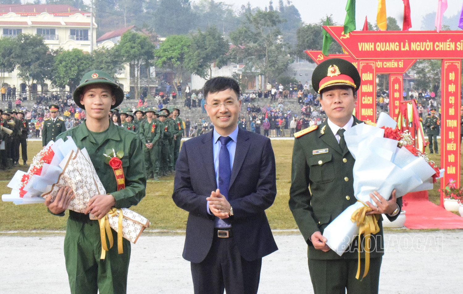 Tặng hoa tân binh và đại diện đơn vị nhận quân.