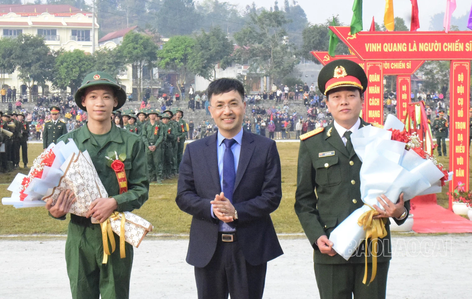 Tặng hoa tân binh và đại diện đơn vị nhận quân.