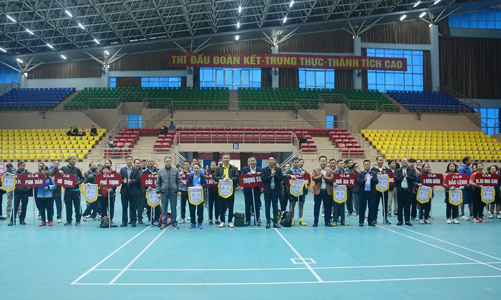 Ban tổ chức trao Cờ lưu niệm cho các đoàn vận động viên tham gia giải.