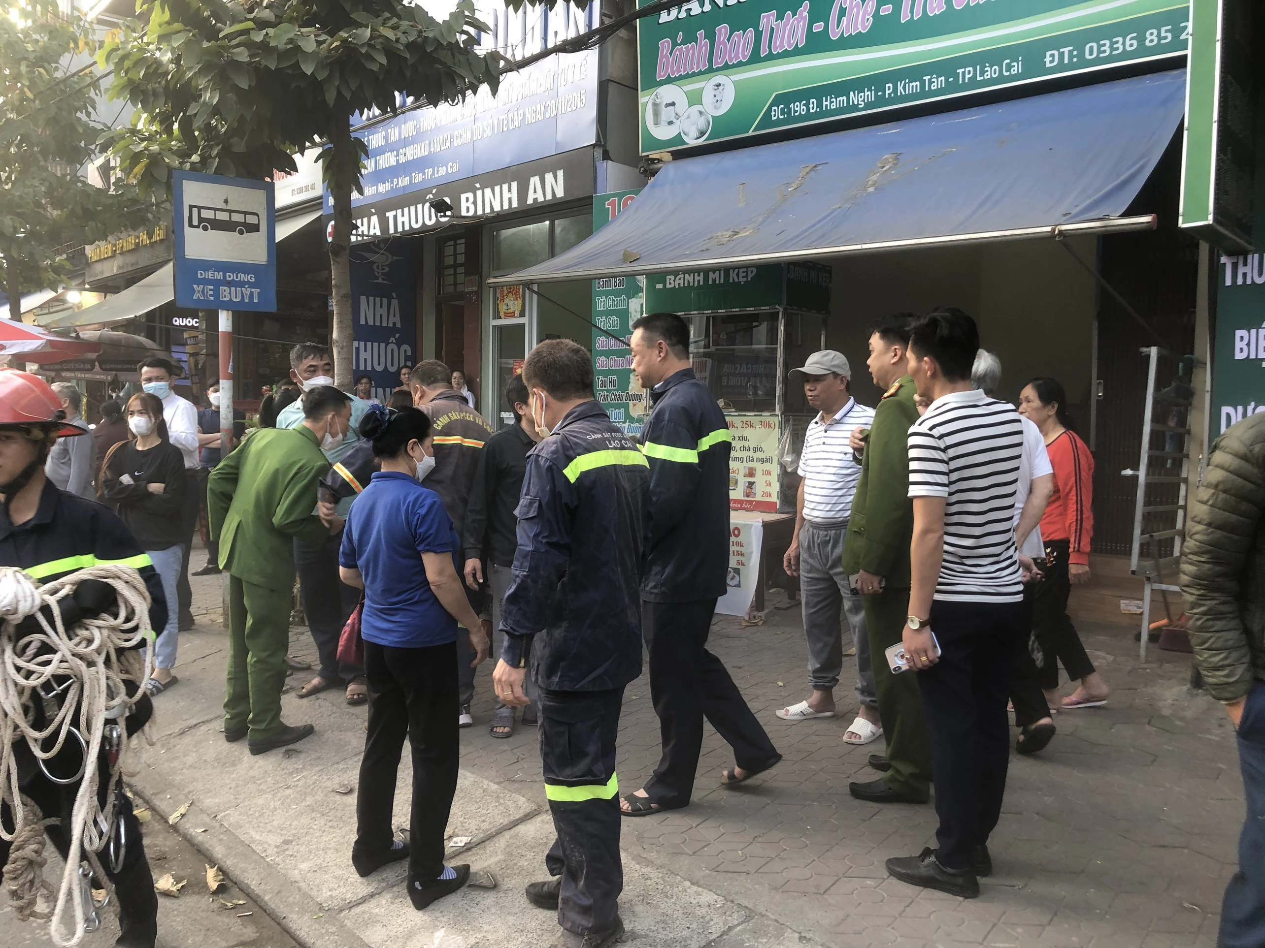 Giải cứu thành công cháu bé bị kẹt giữa 2&nbsp;nhà xây ảnh 1