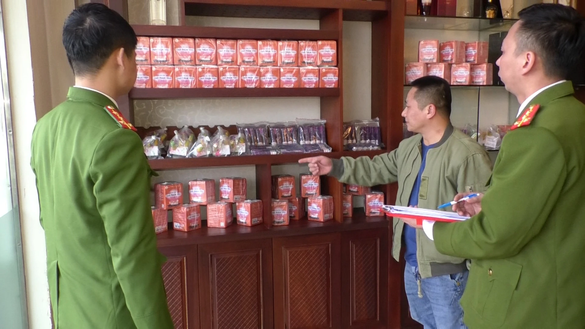 Tăng cường công tác quản lý sử dụng vũ khí, vật liệu nổ, công cụ hỗ trợ và pháo dịp Tết Nguyên đán ảnh 2