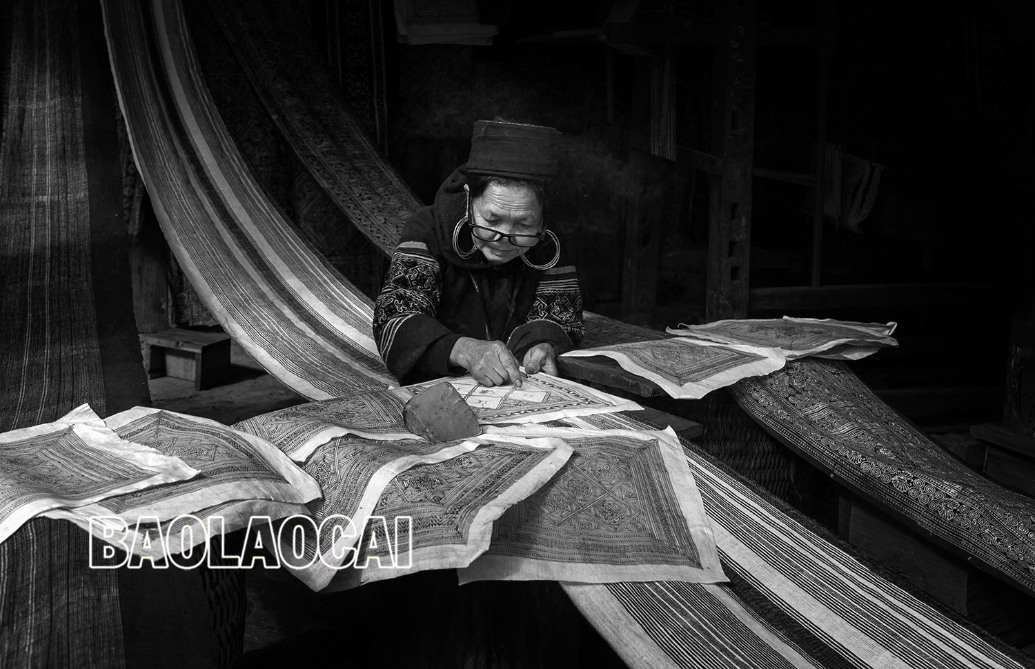 Chiến sỹ cảnh sát cơ động tập luyện. (Tác giả Phạm Bằng) Trẻ con đồng bào dân tộc Hà Nhì. (Tác giả Phạm Bằng) Nhà thờ đá Sa Pa. (Tác giả Nguyễn Thiện Hùng) Vũ công tương lai. (Tác giả Hiệp Đình Yến) Thợ sửa kèn. (Tác giả Hiệp Đình Yến) Vẽ sáp ong. (Tác giả Tô Bá Hiếu)