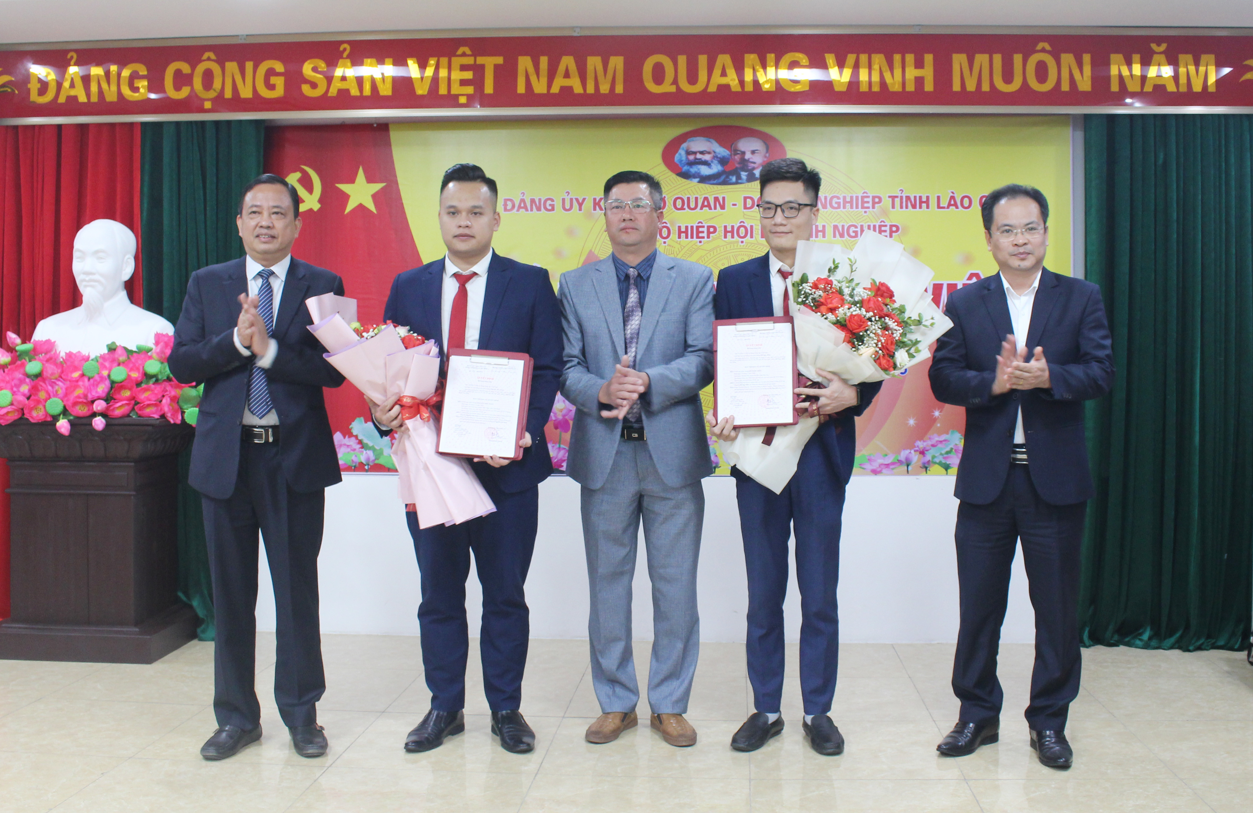 Chi bộ Hiệp hội doanh nghiệp kết nạp 2 đảng viên ảnh 2