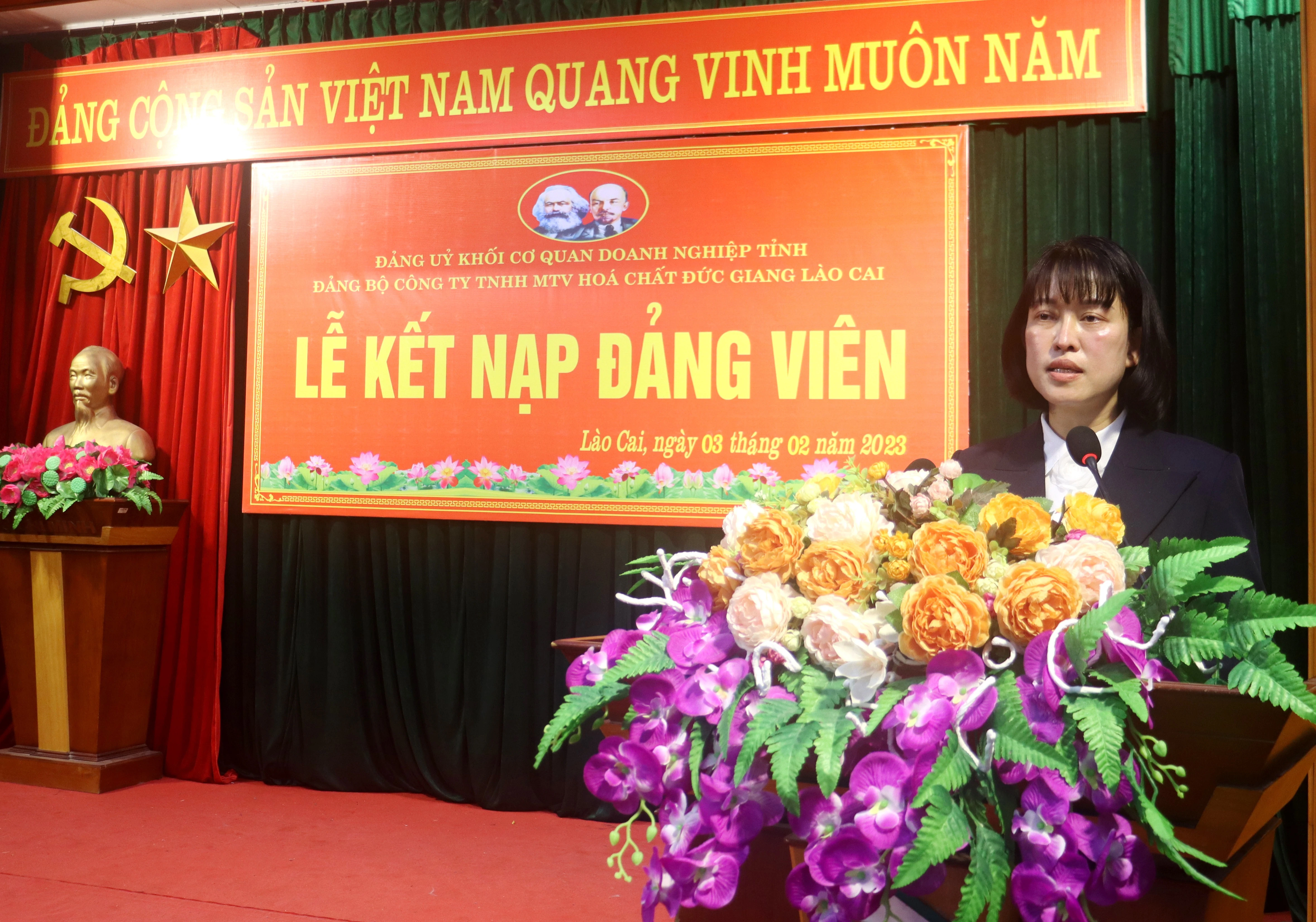 Đồng chí Nguyễn Thị Minh, Phó Bí thư Đảng ủy Khối Cơ quan - Doanh nghiệp tỉnh phát biểu chúc mừng.
