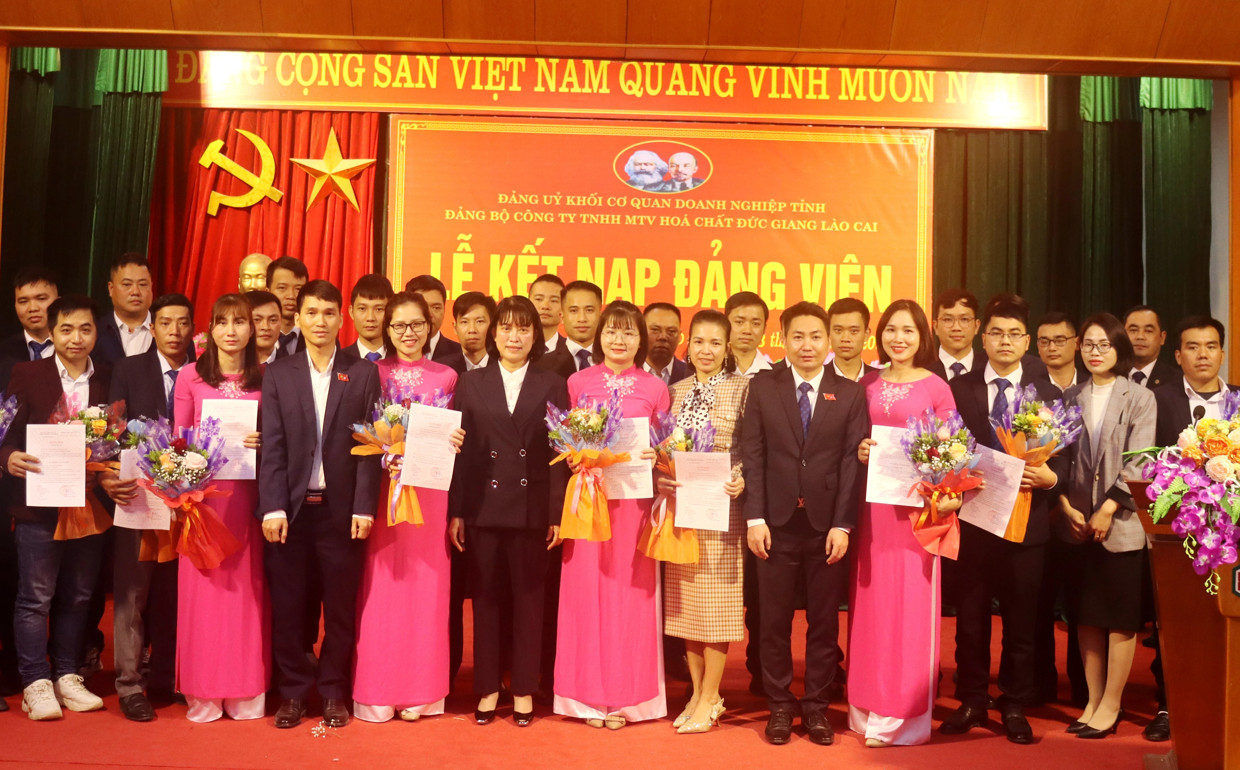 Đảng bộ Công ty TNHH Một thành viên Hóa chất Đức Giang Lào Cai tổ chức kết nạp Đảng cho 30 quần chúng ưu tú ảnh 2