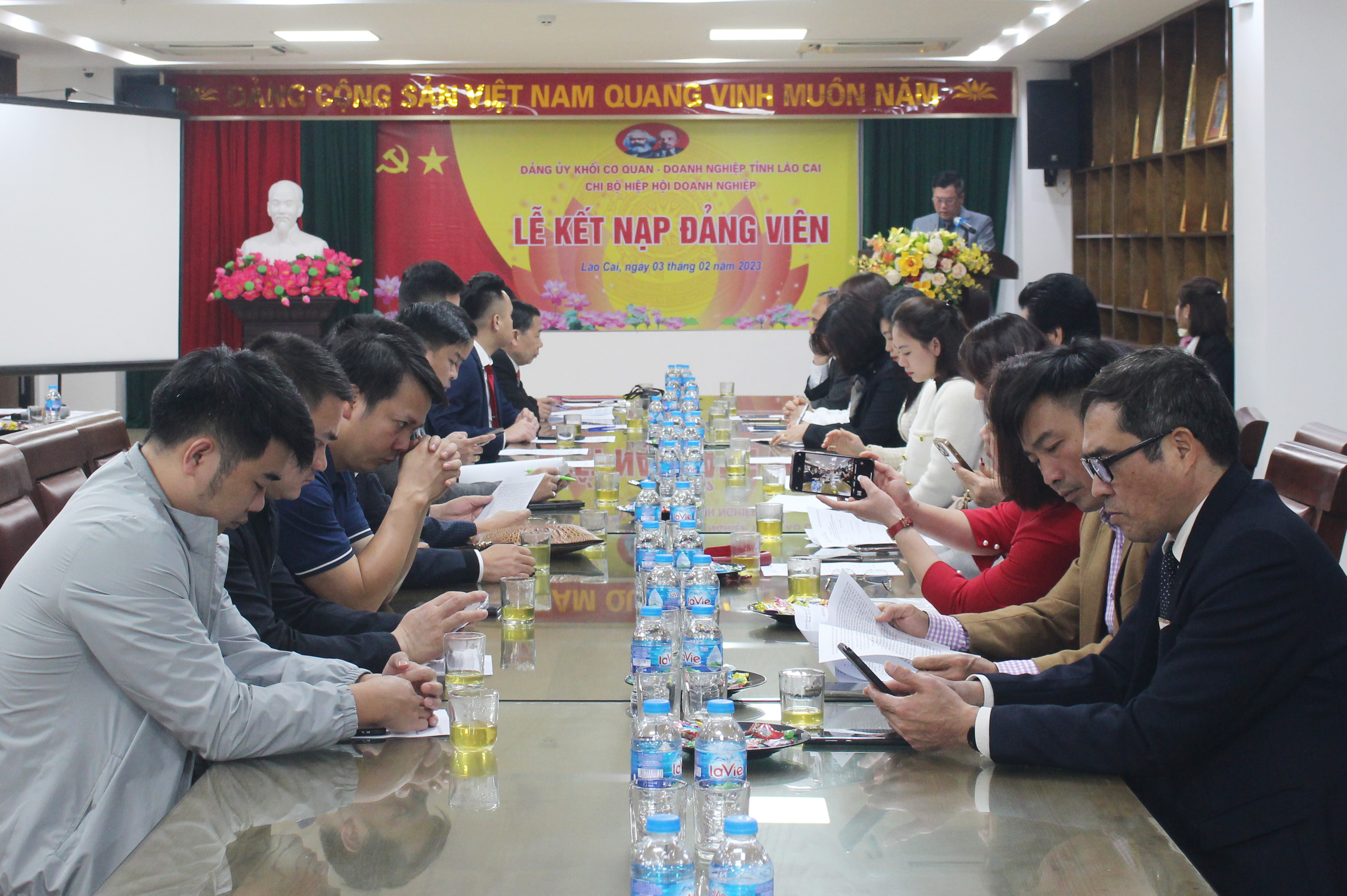 Chi bộ Hiệp hội doanh nghiệp kết nạp 2 đảng viên ảnh 1