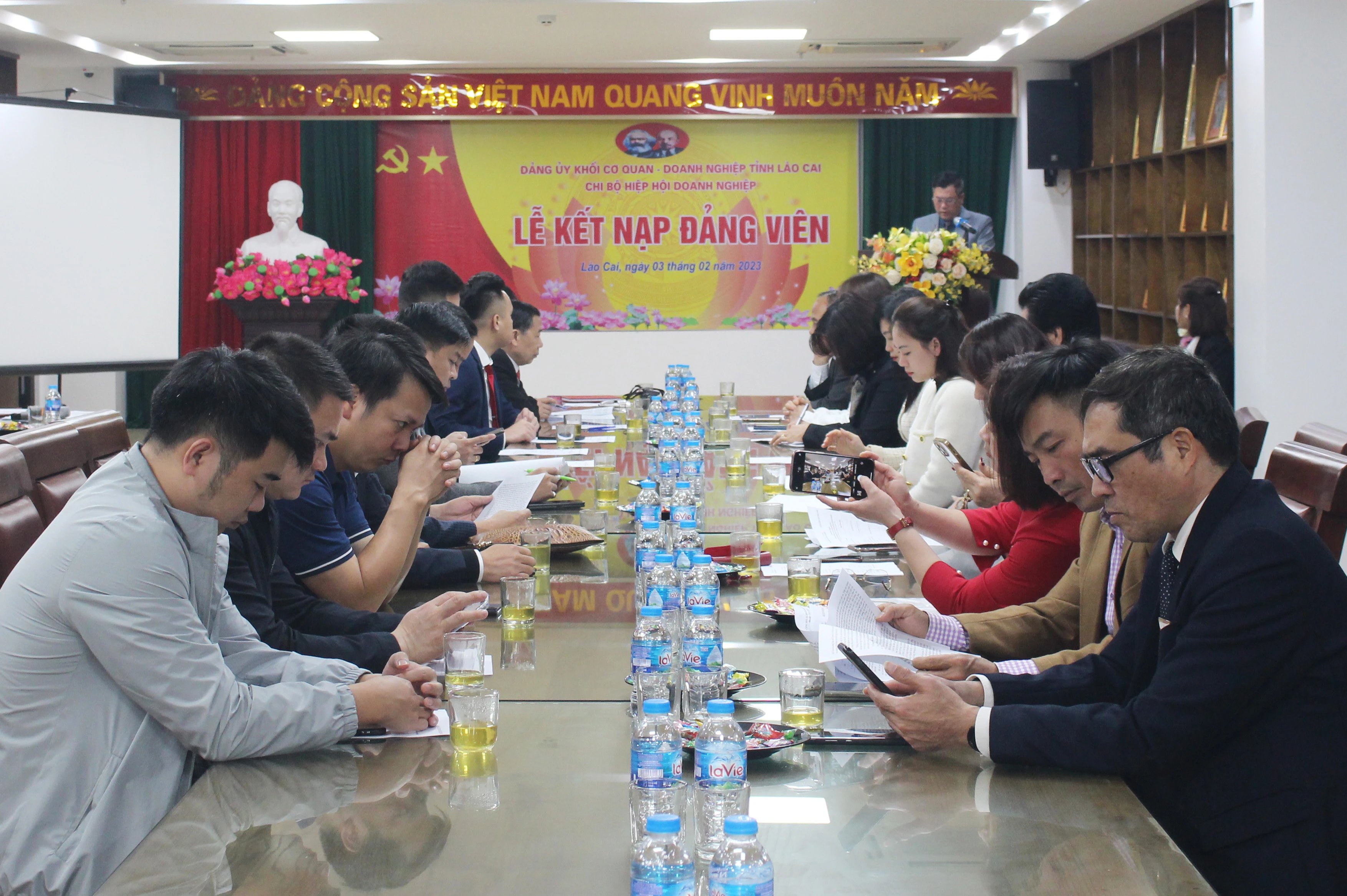 Chi bộ Hiệp hội doanh nghiệp kết nạp 2 đảng viên ảnh 1