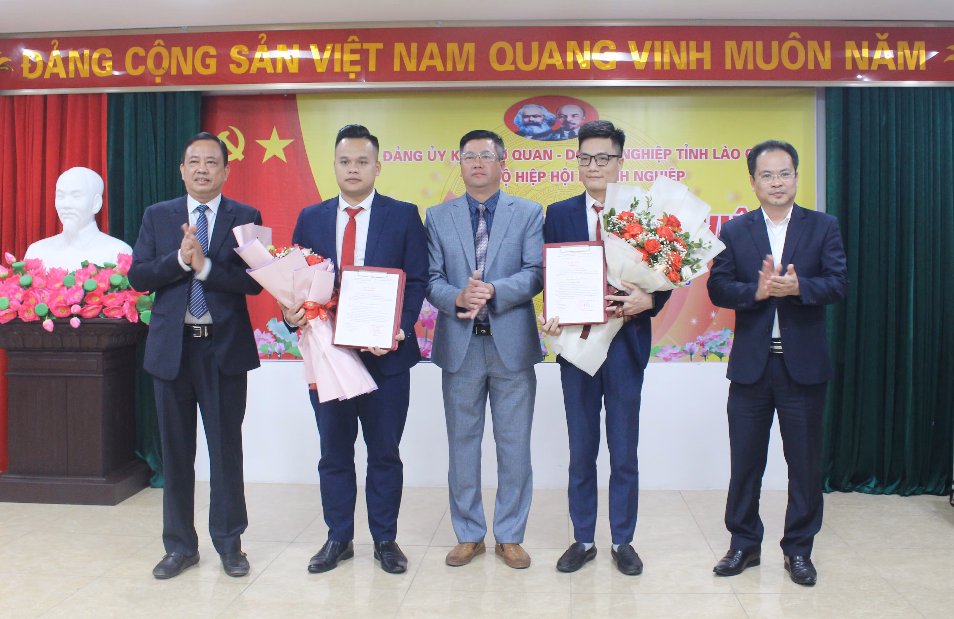 Chi bộ Hiệp hội doanh nghiệp kết nạp 2 đảng viên ảnh 2