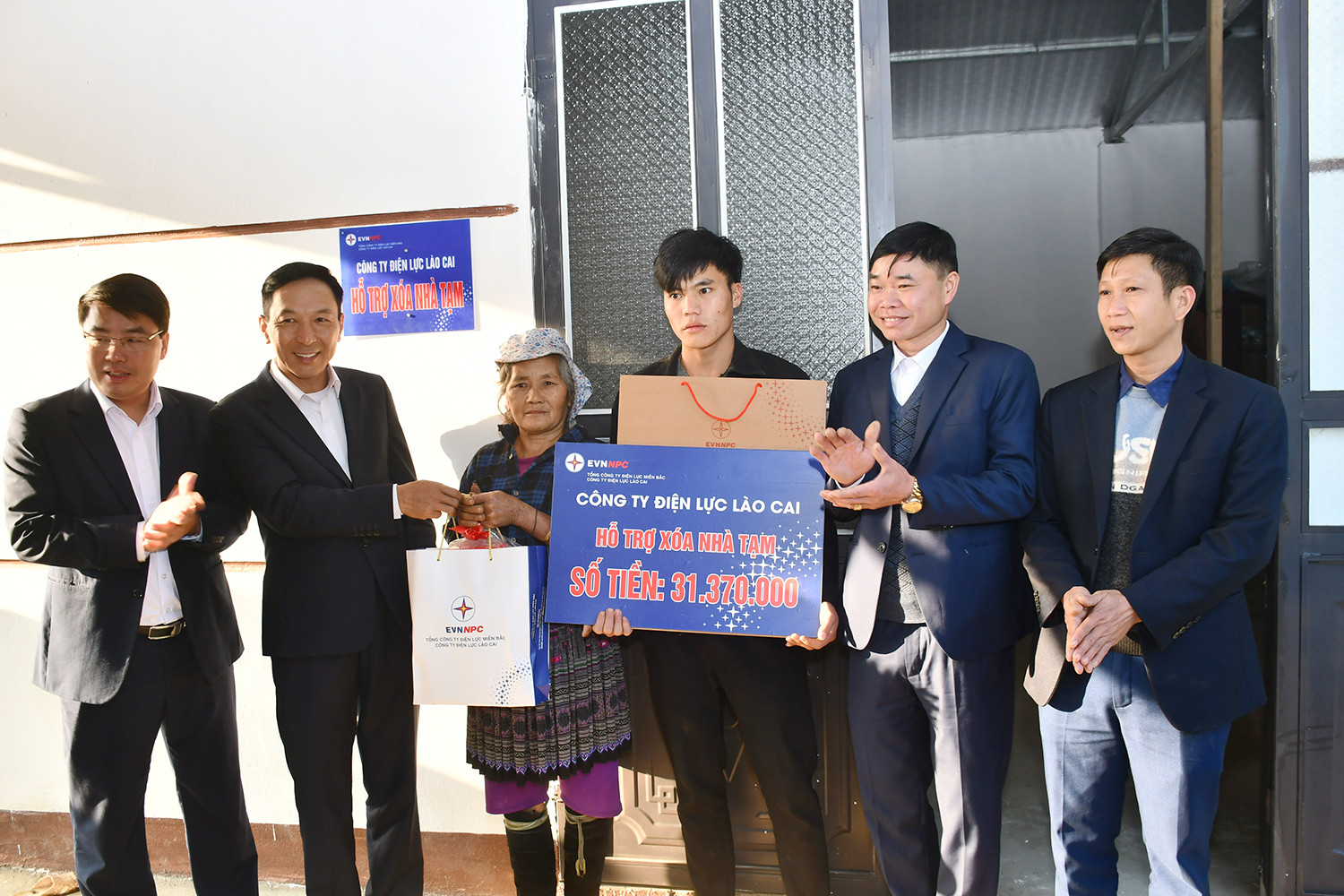 Công ty Điện lực Lào Cai tặng quà các hộ nghèo, hoàn cảnh khó khăn tại xã Nậm Tha ảnh 3 Công ty Điện lực Lào Cai tặng quà các hộ nghèo, hoàn cảnh khó khăn tại xã Nậm Tha ảnh 3