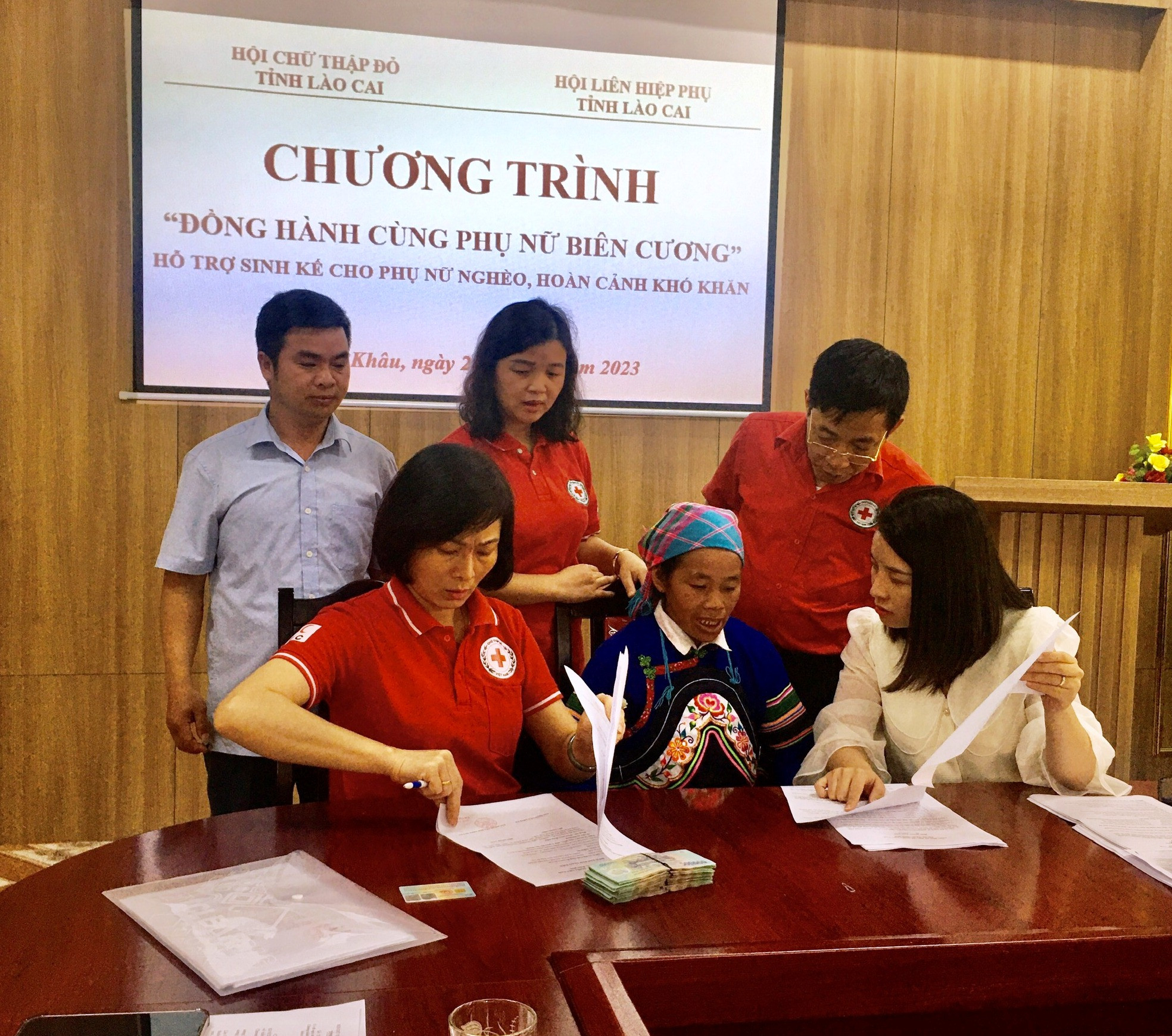 Trao vốn vay phát triển sinh kế cho phụ nữ nghèo xã Tả Gia Khâu, huyện Mường Khương. Trao vốn vay phát triển sinh kế cho phụ nữ nghèo xã Tả Gia Khâu, huyện Mường Khương.