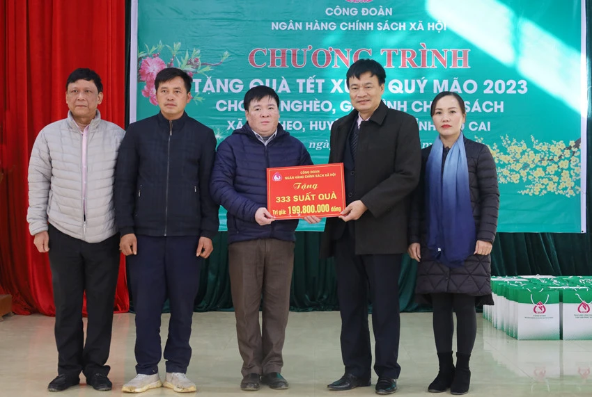 Ngân hàng Chính sách xã hội Việt Nam tặng quà 500 hộ nghèo ảnh 3