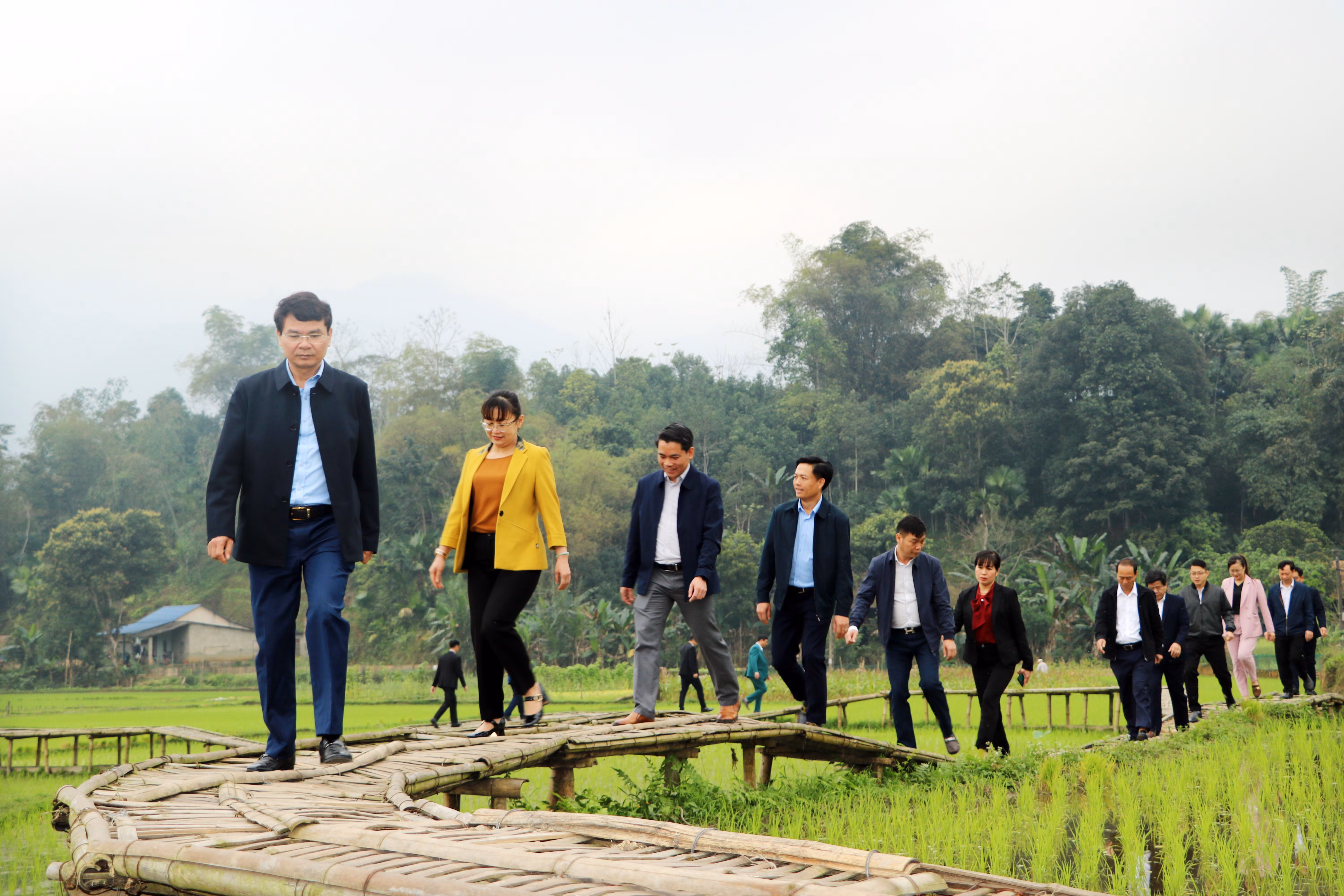 Đoàn công tác tham quan điểm trình diễn không gian văn hóa ngoài trời tại bản Mường Kem. Đoàn công tác tham quan điểm trình diễn không gian văn hóa ngoài trời tại bản Mường Kem.