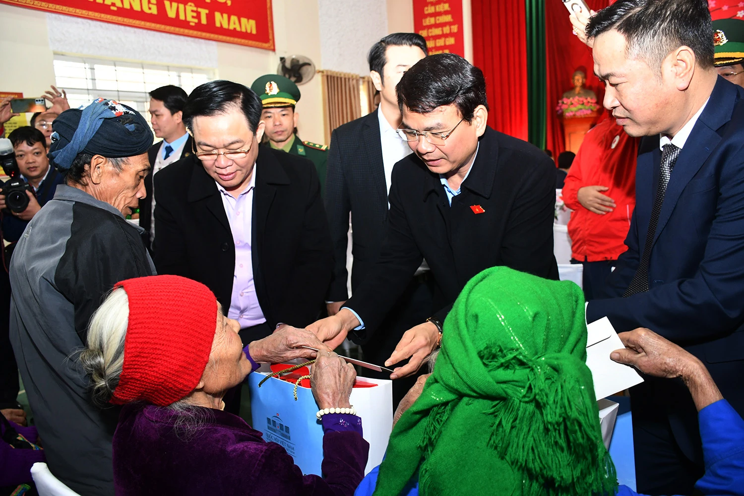 Bí thư Tỉnh ủy Đặng Xuân Phong tặng quà tết cho người dân.