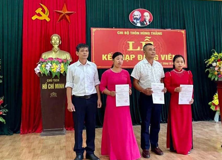 Cựu chiến binh Vũ Văn Tăng (thứ 2 bên phải) thuộc Chi bộ Cựu chiến binh thôn Hùng Thắng (xã Gia Phú, huyện Bảo Thắng) được kết nạp Đảng. Cựu chiến binh Vũ Văn Tăng (thứ 2 bên phải) thuộc Chi bộ Cựu chiến binh thôn Hùng Thắng (xã Gia Phú, huyện Bảo Thắng) được kết nạp Đảng.