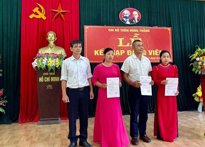 Cựu chiến binh Vũ Văn Tăng (thứ 2 bên phải) thuộc Chi bộ Cựu chiến binh thôn Hùng Thắng (xã Gia Phú, huyện Bảo Thắng) được kết nạp Đảng.