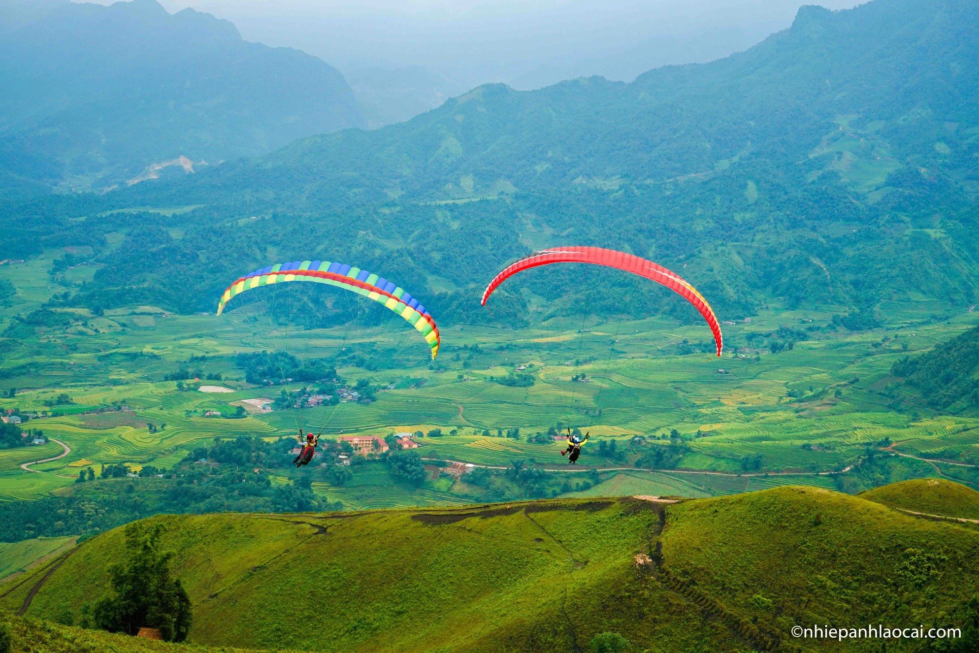Du khách trải nghiệm nhảy dù trên vùng cao Bát Xát. Ảnh: Gia Chiến