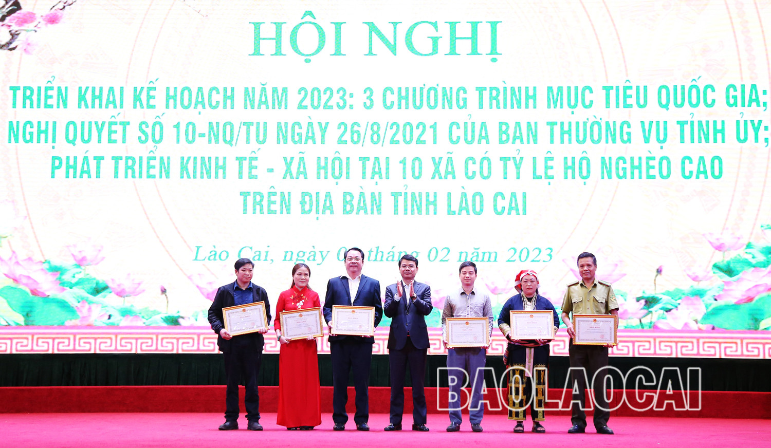 Trao Bằng khen của Chủ tịch UBND tỉnh cho 7 tập thể và 17 hộ gia đình có thành tích xuất sắc trong phong trào thi đua thực hiện Nghị quyết 10 của Ban Thường vụ Tỉnh ủy. Trao tặng Bằng khen của Chủ tịch UBND tỉnh cho các tập thể và cá nhân có thành tích xuất sắc trong thực hiện công tác giảm nghèo bền vững năm 2022. Trao Bằng khen của Chủ tịch UBND tỉnh cho 5 tập thể và 4 cá nhân đã có thành tích xuất sắc trong thực hiện chương trình phát triển kinh tế - xã hội vùng đồng bào dân tộc thiểu số và miền núi trên địa bàn tỉnh Lào Cai năm 2022. . Trao Bằng khen của Chủ tịch UBND tỉnh cho các tập thể và cá nhân có nhiều thành tích trong xây dựng nông thôn mới và giảm nghèo. Trao Bằng khen của Chủ tịch UBND tỉnh cho 7 tập thể và 17 hộ gia đình có thành tích xuất sắc trong phong trào thi đua thực hiện Nghị quyết 10 của Ban Thường vụ Tỉnh ủy. Trao tặng Bằng khen của Chủ tịch UBND tỉnh cho các tập thể và cá nhân có thành tích xuất sắc trong thực hiện công tác giảm nghèo bền vững năm 2022. Trao Bằng khen của Chủ tịch UBND tỉnh cho 5 tập thể và 4 cá nhân đã có thành tích xuất sắc trong thực hiện chương trình phát triển kinh tế - xã hội vùng đồng bào dân tộc thiểu số và miền núi trên địa bàn tỉnh Lào Cai năm 2022. . Trao Bằng khen của Chủ tịch UBND tỉnh cho các tập thể và cá nhân có nhiều thành tích trong xây dựng nông thôn mới và giảm nghèo.