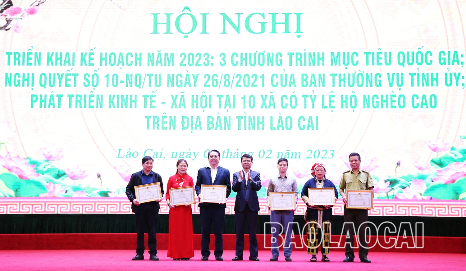 Trao Bằng khen của Chủ tịch UBND tỉnh cho 7 tập thể và 17 hộ gia đình có thành tích xuất sắc trong phong trào thi đua thực hiện Nghị quyết 10 của Ban Thường vụ Tỉnh ủy. Trao tặng Bằng khen của Chủ tịch UBND tỉnh cho các tập thể và cá nhân có thành tích xuất sắc trong thực hiện công tác giảm nghèo bền vững năm 2022. Trao Bằng khen của Chủ tịch UBND tỉnh cho 5 tập thể và 4 cá nhân đã có thành tích xuất sắc trong thực hiện chương trình phát triển kinh tế - xã hội vùng đồng bào dân tộc thiểu số và miền núi trên địa bàn tỉnh Lào Cai năm 2022. . Trao Bằng khen của Chủ tịch UBND tỉnh cho các tập thể và cá nhân có nhiều thành tích trong xây dựng nông thôn mới và giảm nghèo.