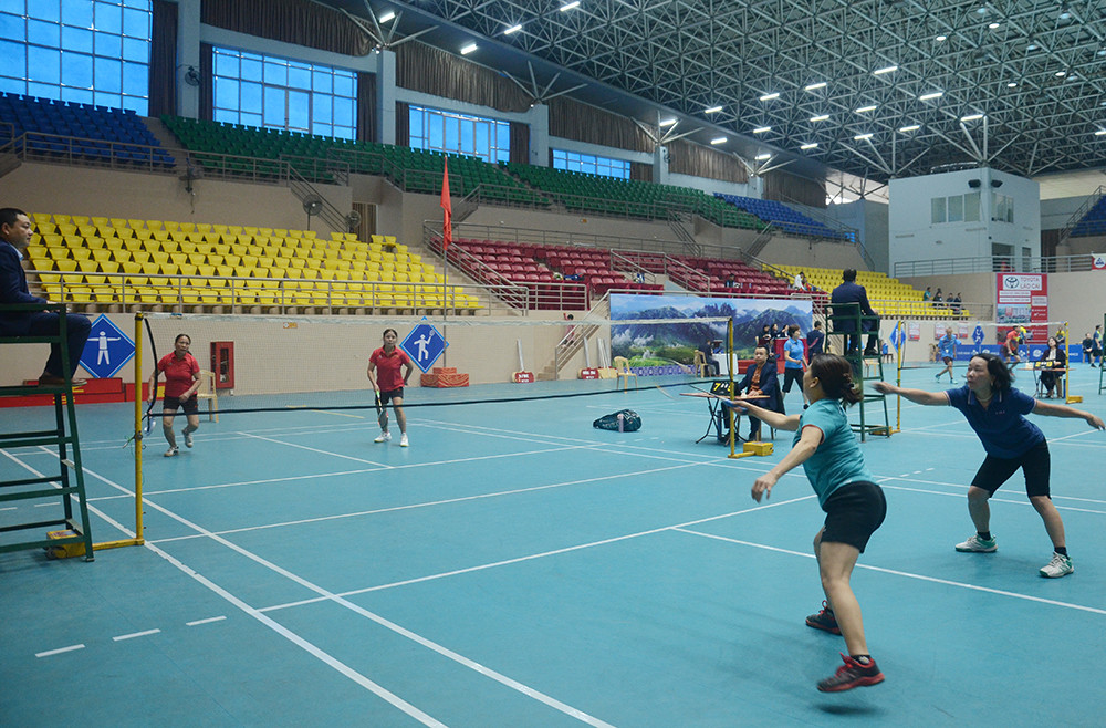Thi đấu bóng bàn nội dung đôi nam lứa tuổi trên 66 tuổi. Tranh tài tại nội dung cầu lông đôi nữ lứa tuổi 56 - 60 tuổi. Các vận động viên thi đấu sôi nổi ở hai môn thi đấu.