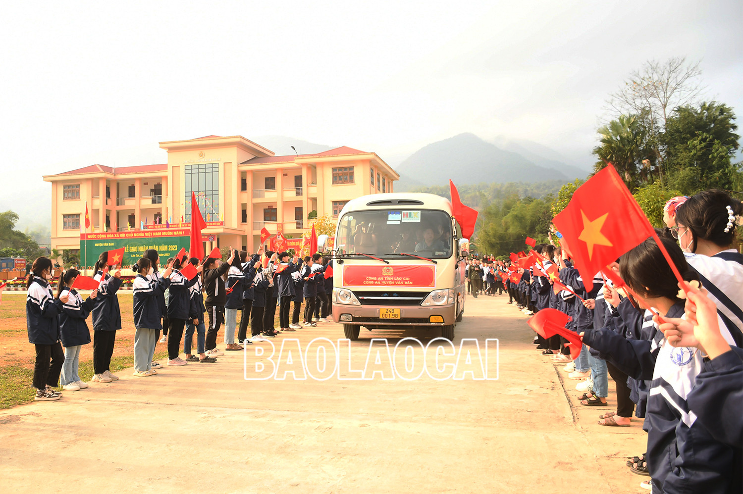 Chia tay tân binh lên đường làm nhiệm vụ.