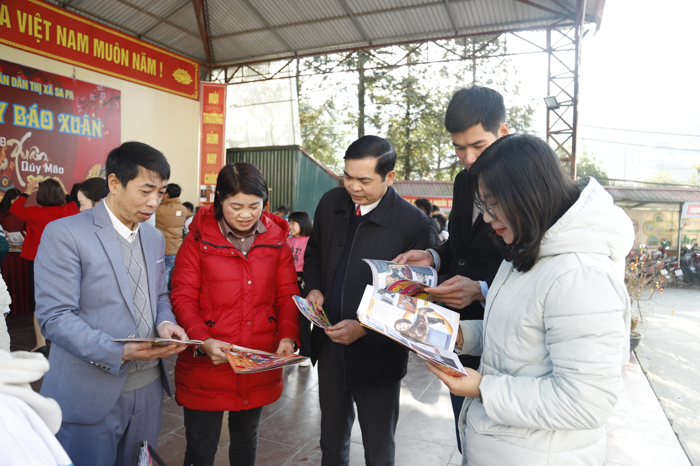 Hơn 200 ấn phẩm báo, tạp chí trưng bày có nội dung phong phú, hấp dẫn độc giả.