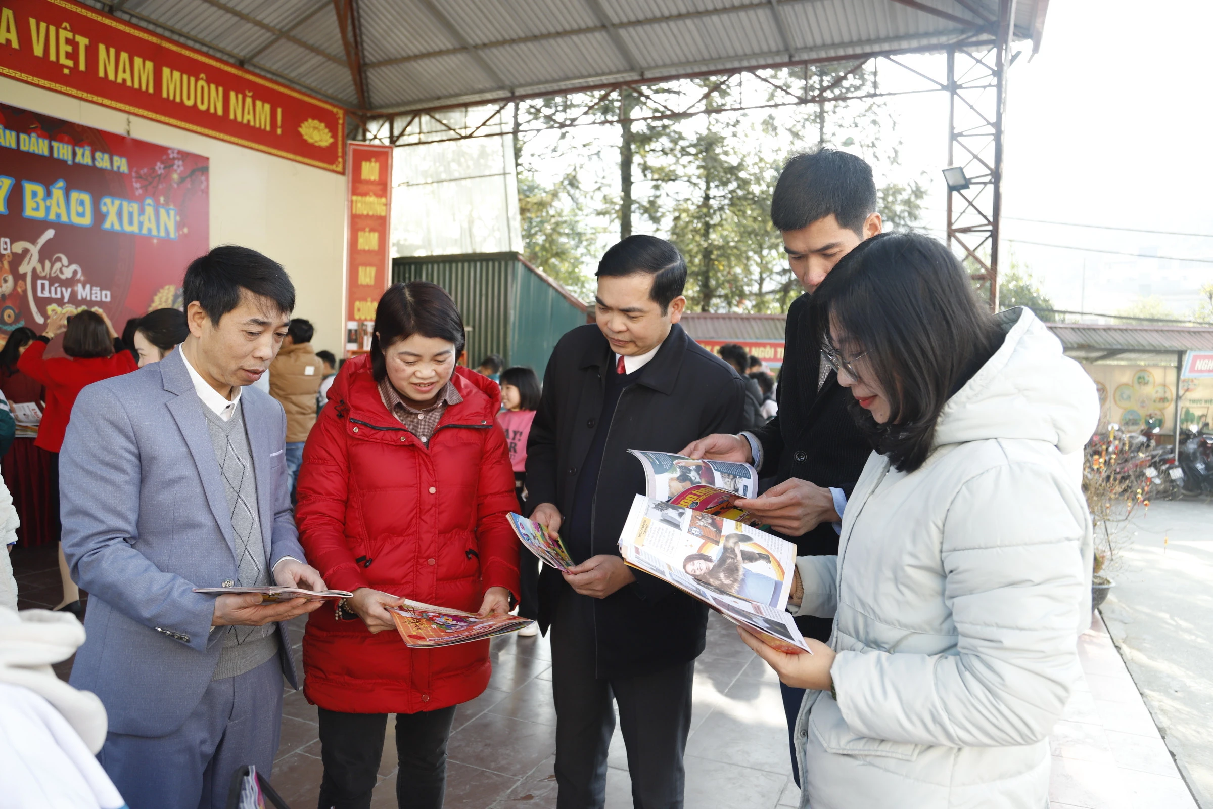Hơn 200 ấn phẩm báo, tạp chí trưng bày có nội dung phong phú, hấp dẫn độc giả.
