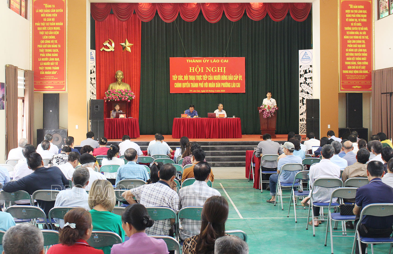 Thường trực Thành ủy tiếp xúc, đối thoại với Nhân dân phường Lào Cai ảnh 1