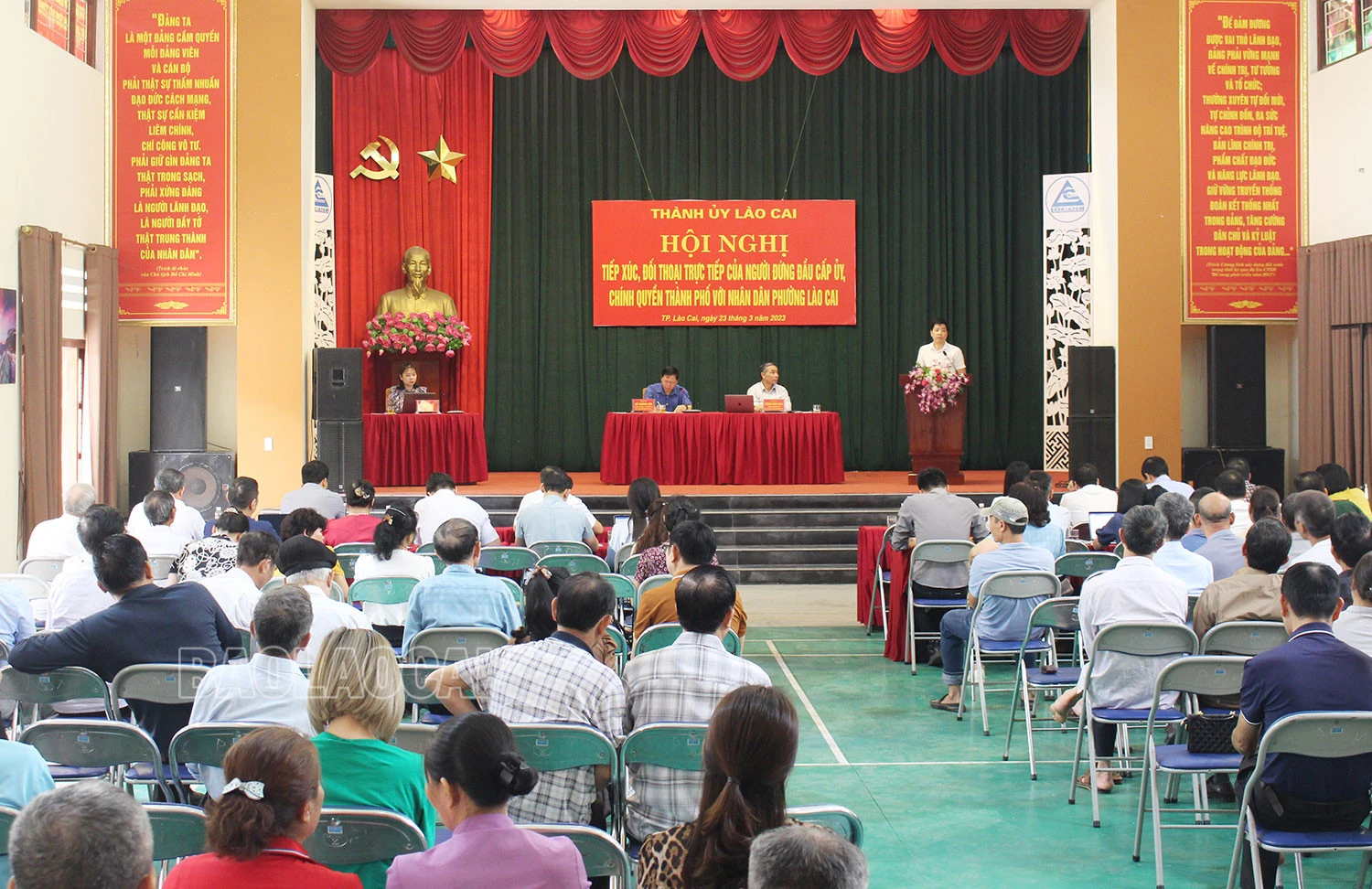 Thường trực Thành ủy tiếp xúc, đối thoại với Nhân dân phường Lào Cai ảnh 1