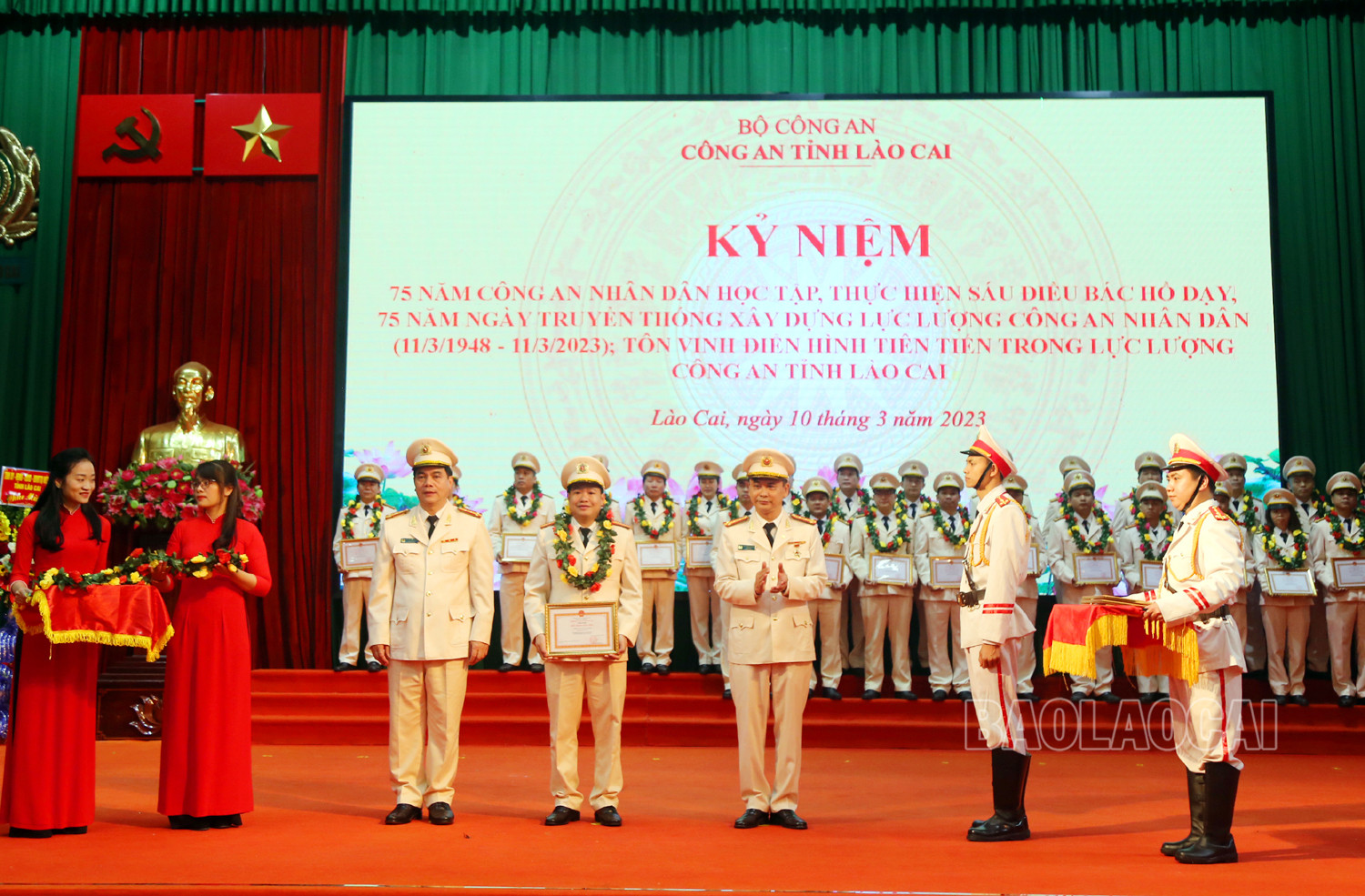 Công an tỉnh chúc mừng đại diện các tập thể trong đơn vị. Biểu dương các tập thể điển hình tiên tiến. Biểu dương các cá nhân điển hình tiên tiến. Khen thưởng cá nhân đoạt giải Nhì cuộc thi ảnh “Tự hào người nữ chiến sĩ CAND” do Bộ Công an tổ chức. Các đại biểu chụp ảnh lưu niệm với các tập thể, cá nhân điển hình tiên tiến.