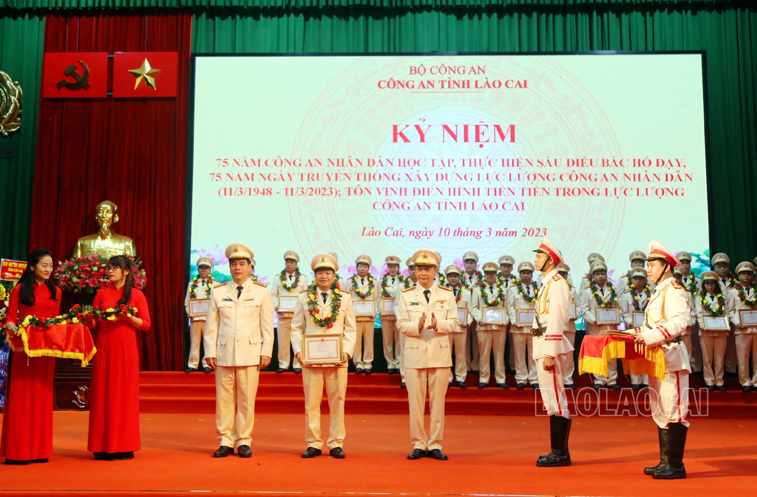 Công an tỉnh chúc mừng đại diện các tập thể trong đơn vị. Biểu dương các tập thể điển hình tiên tiến. Biểu dương các cá nhân điển hình tiên tiến. Khen thưởng cá nhân đoạt giải Nhì cuộc thi ảnh “Tự hào người nữ chiến sĩ CAND” do Bộ Công an tổ chức. Các đại biểu chụp ảnh lưu niệm với các tập thể, cá nhân điển hình tiên tiến.