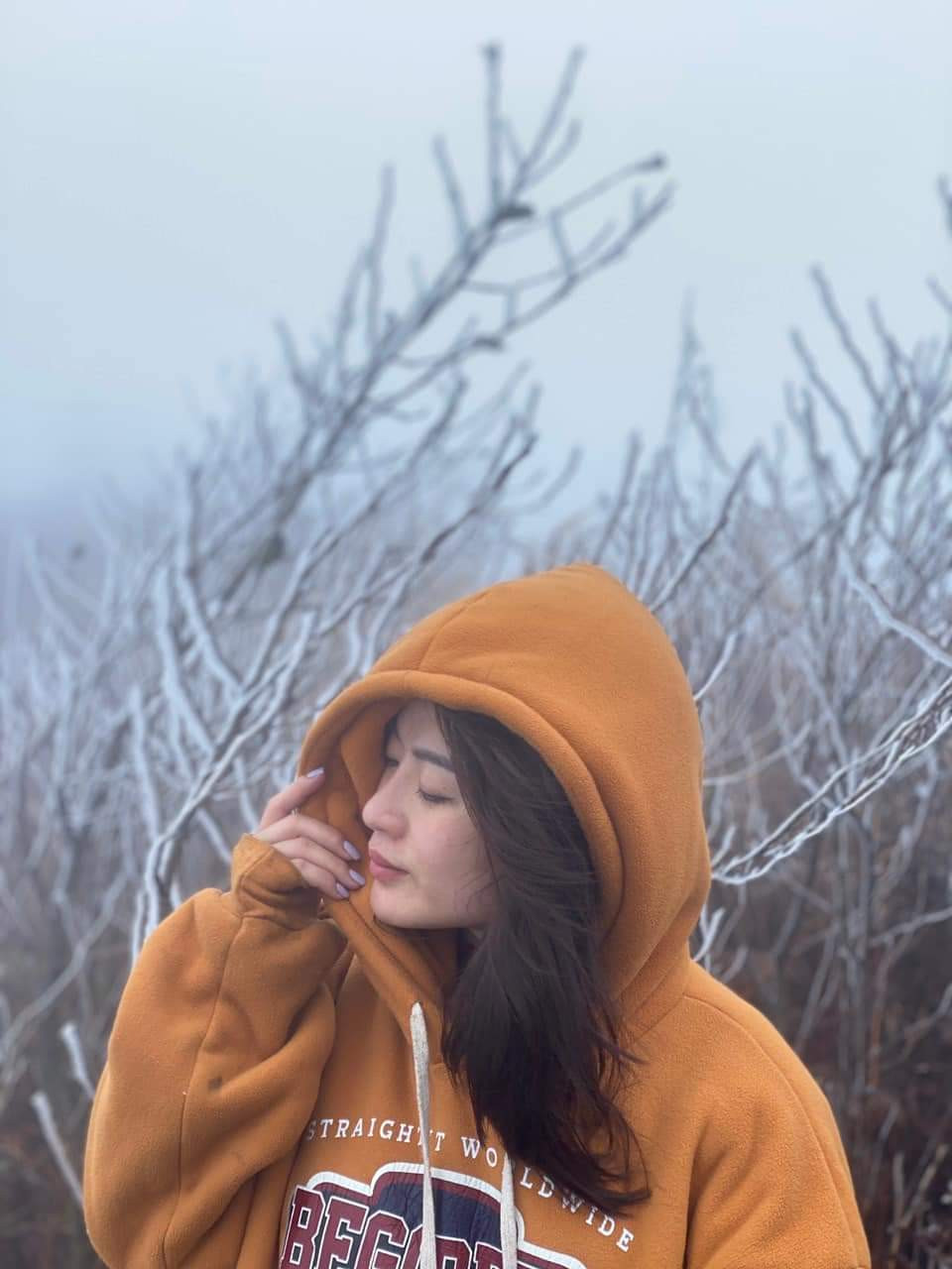 Ngày mùng 7, mùng 8 tháng Giêng Quý Mão 2023, khu vực xã Y Tý khung cảnh mờ ảo bởi sương mù và nhiệt độ giảm thấp chỉ còn 3 - 4 độ C. Trên núi Lảo Thẩn nhiệt độ giảm sâu, xuất hiện băng giá phủ trắng cây cối. Mặc dù trời rét và sương mù nhưng nhiều du khách trong và ngoài tỉnh rất thích thú được trải nghiệm tại Y Tý. Du khách leo núi Lảo Thẩn bất ngờ khi gặp cảnh băng giá trắng xóa ngay những ngày đầu năm mới. Thử cảm giác tay không chạm vào băng ở độ cao 2.800m so với mực nước biển. Bạn trẻ chụp ảnh lưu niệm với băng giá trên núi Lảo Thẩn. Từ ngày mùng 1 tết đến mùng 8 tháng Giêng, xã Y Tý đón khoảng 4.300 lượt khách tham quan, trong đó có khoảng 400 khách leo núi. Các homestay tại Y Tý khởi đầu năm mới với nhiều tín hiệu vui khi lượng khách dần tăng lên. Du khách ăn tối tại homestay Xá Hà Nhì, thôn Lao Chải, xã Y Tý ngày đầu năm mới.