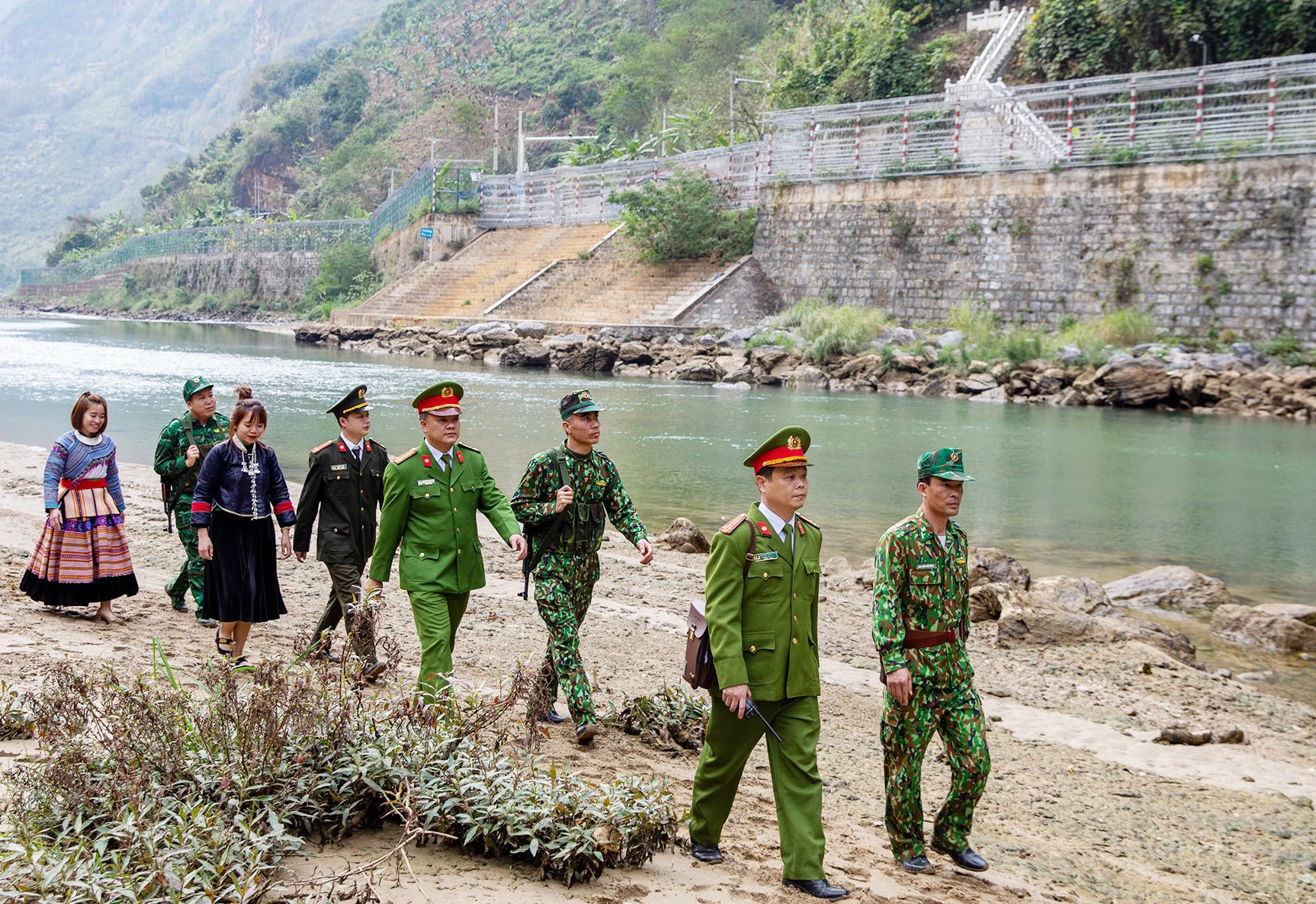 Người dân cùng lực lượng chức năng tuần tra bảo vệ đường biên, mốc giới.