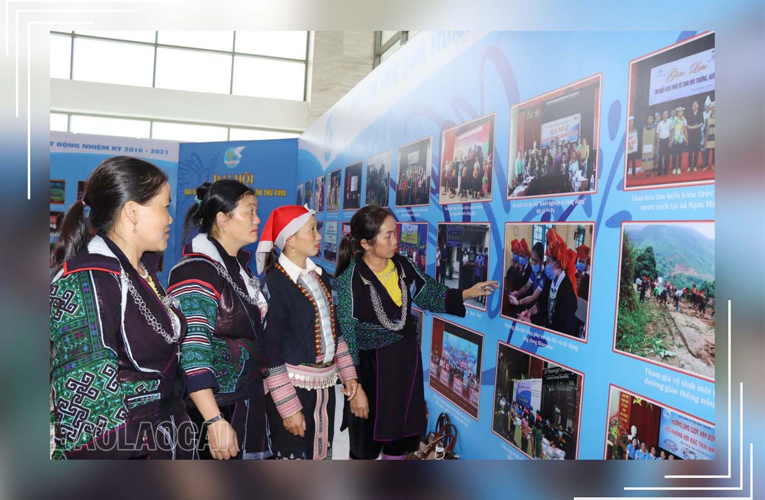 Hội viên phụ nữ tham quan khu vực trưng bày những kết quả nổi bật của hội phụ nữ các cấp nhiệm kỳ 2016-2021. Hội viên phụ nữ tham quan khu vực trưng bày những kết quả nổi bật của hội phụ nữ các cấp nhiệm kỳ 2016-2021.