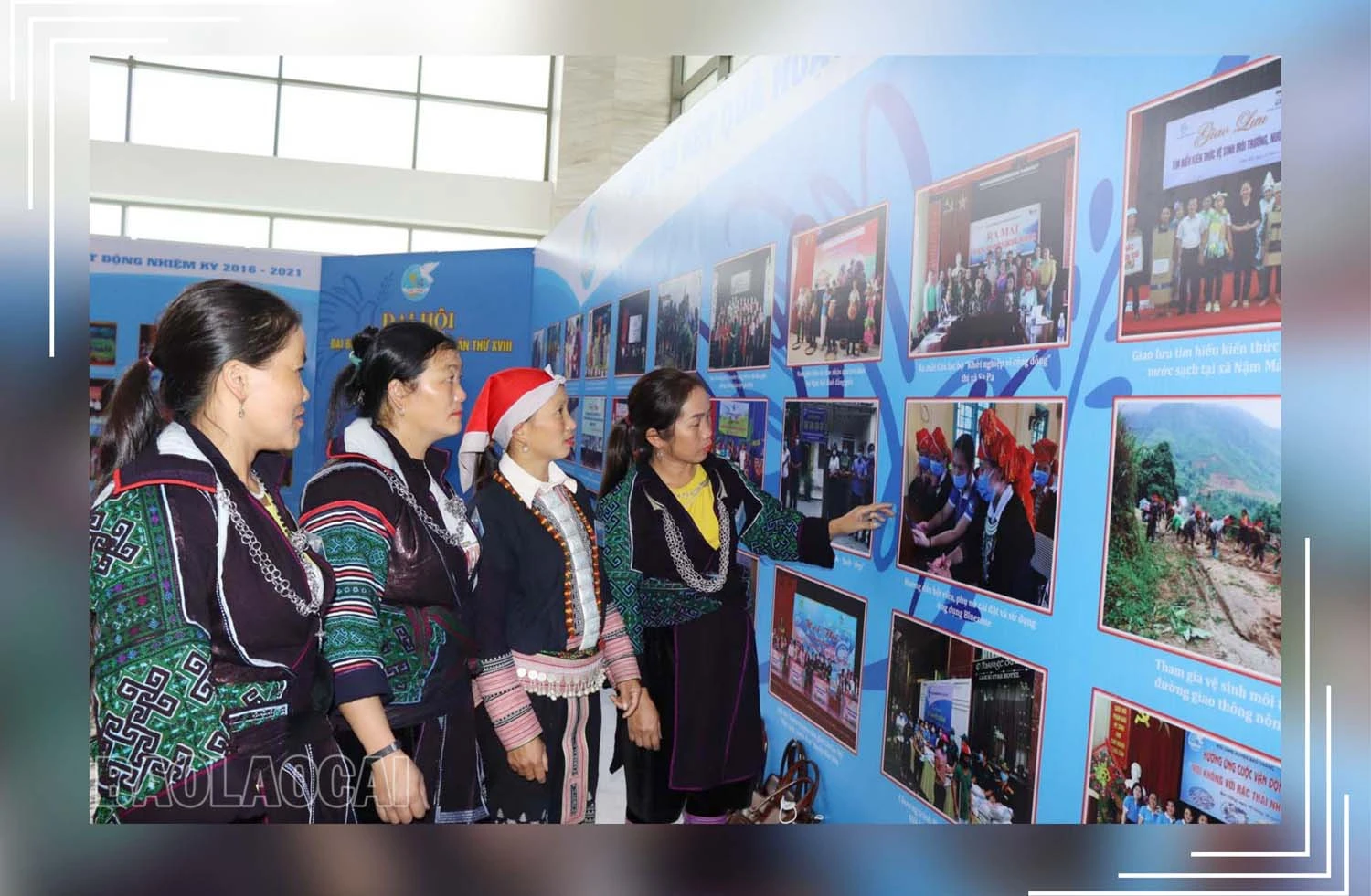 Hội viên phụ nữ tham quan khu vực trưng bày những kết quả nổi bật của hội phụ nữ các cấp nhiệm kỳ 2016-2021.