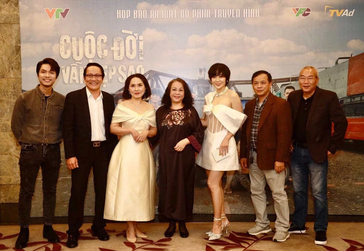 Đoàn làm phim "Cuộc đời vẫn đẹp sao" trong buổi ra mắt phim.