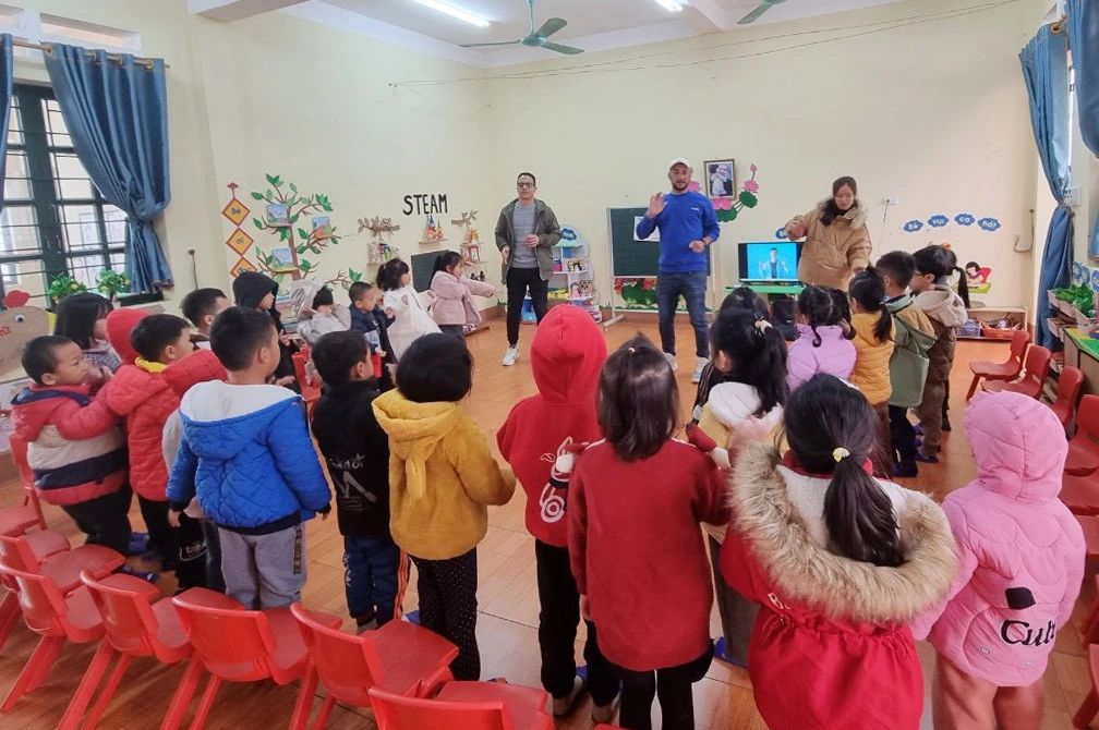 Học sinh Trường Mầm non thị trấn Phố Lu được học tiếng Anh do giáo viên nước ngoài giảng dạy.