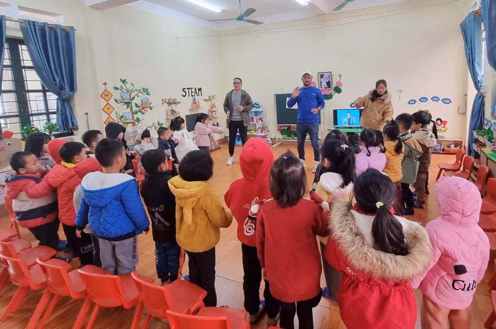 Học sinh Trường Mầm non thị trấn Phố Lu được học tiếng Anh do giáo viên nước ngoài giảng dạy.