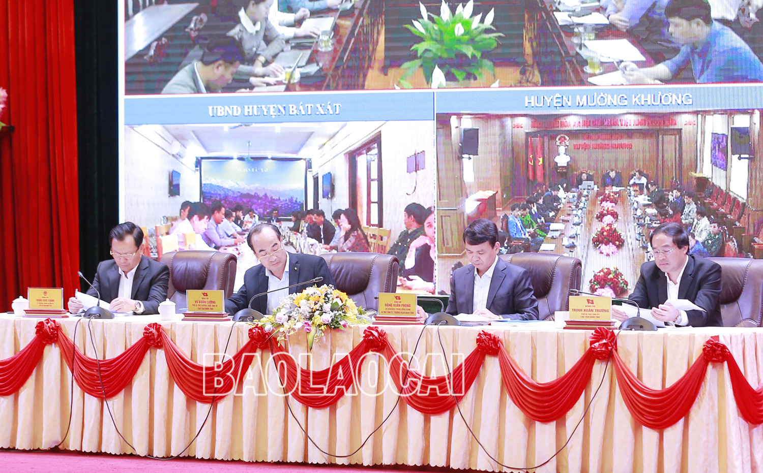 Các đồng chí lãnh đạo tỉnh chủ trì hội nghị. Các đồng chí lãnh đạo tỉnh chủ trì hội nghị.