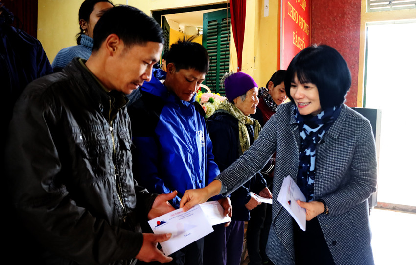 Tặng hơn 50 suất quà tết cho hộ nghèo xã Xuân Quang ảnh 2 Tặng hơn 50 suất quà tết cho hộ nghèo xã Xuân Quang ảnh 2