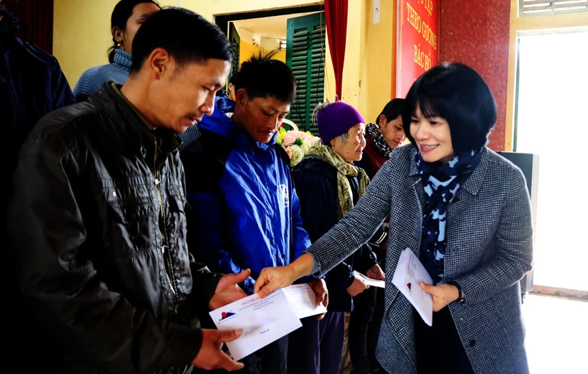Tặng hơn 50 suất quà tết cho hộ nghèo xã Xuân Quang ảnh 2