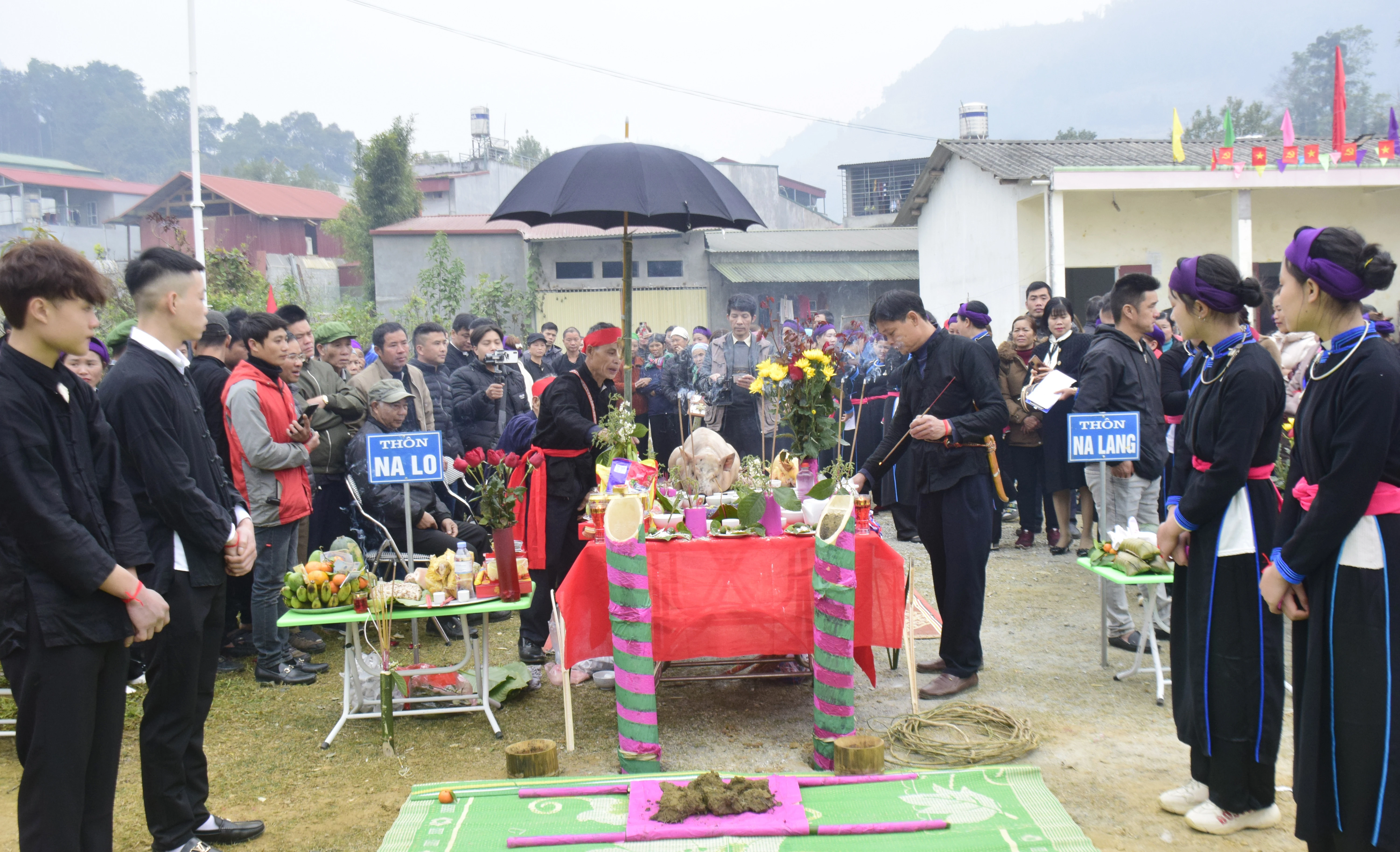 Thầy cúng làm lễ trước mâm cỗ chính của lễ hội.