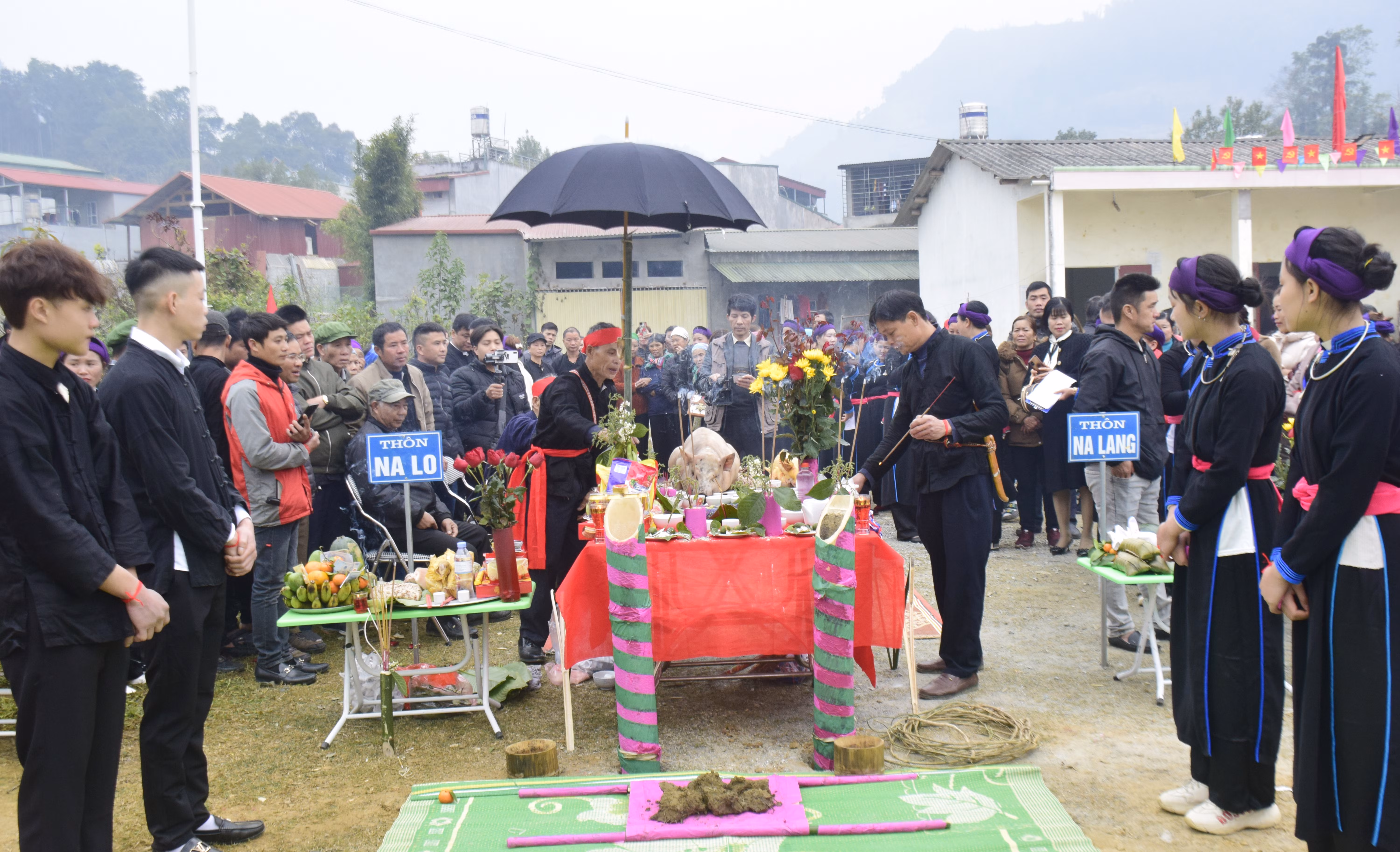Thầy cúng làm lễ trước mâm cỗ chính của lễ hội.