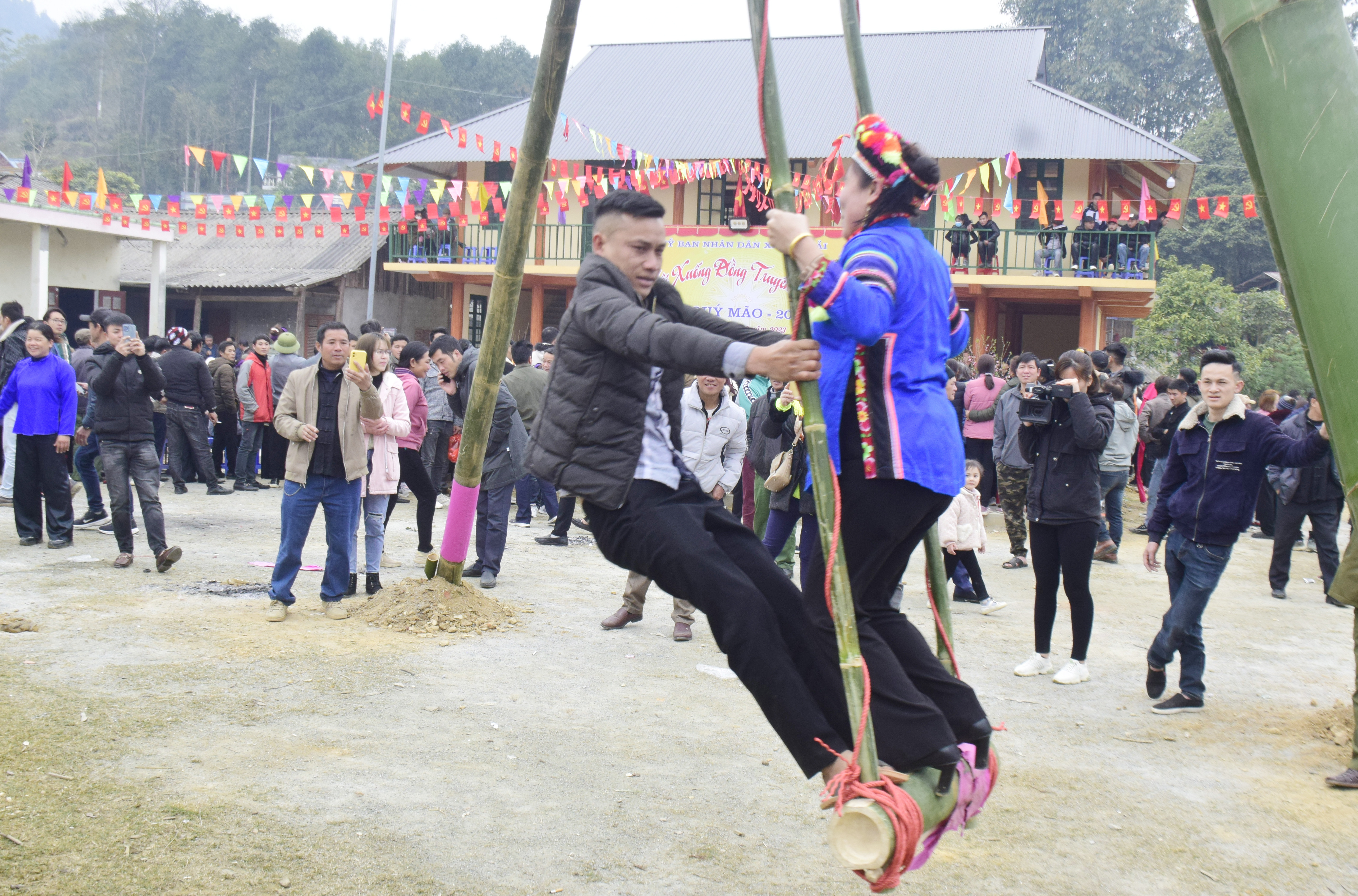 Nam thanh, nữ tú chơi đánh đu tại lễ hội.