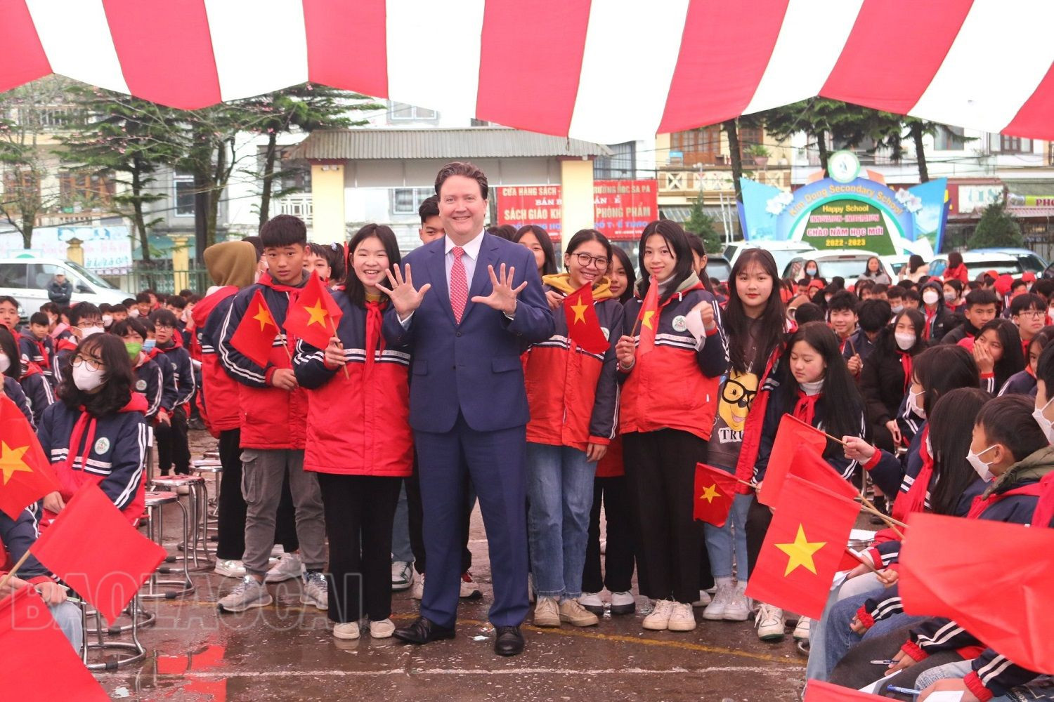 Đoàn công tác Đại sứ quán Hoa Kỳ làm việc tại thị xã Sa Pa ảnh 4