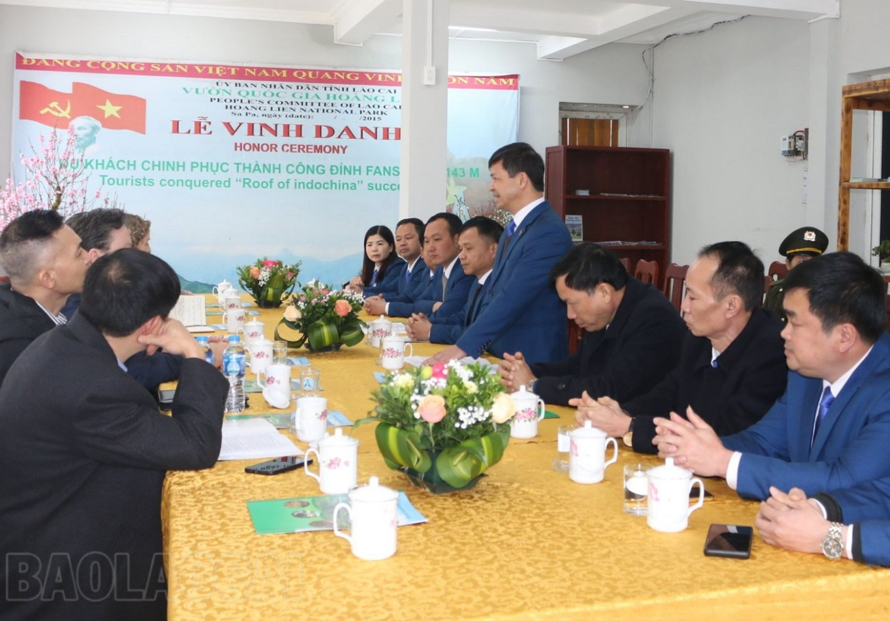 Đoàn công tác Đại sứ quán Hoa Kỳ làm việc tại thị xã Sa Pa ảnh 6